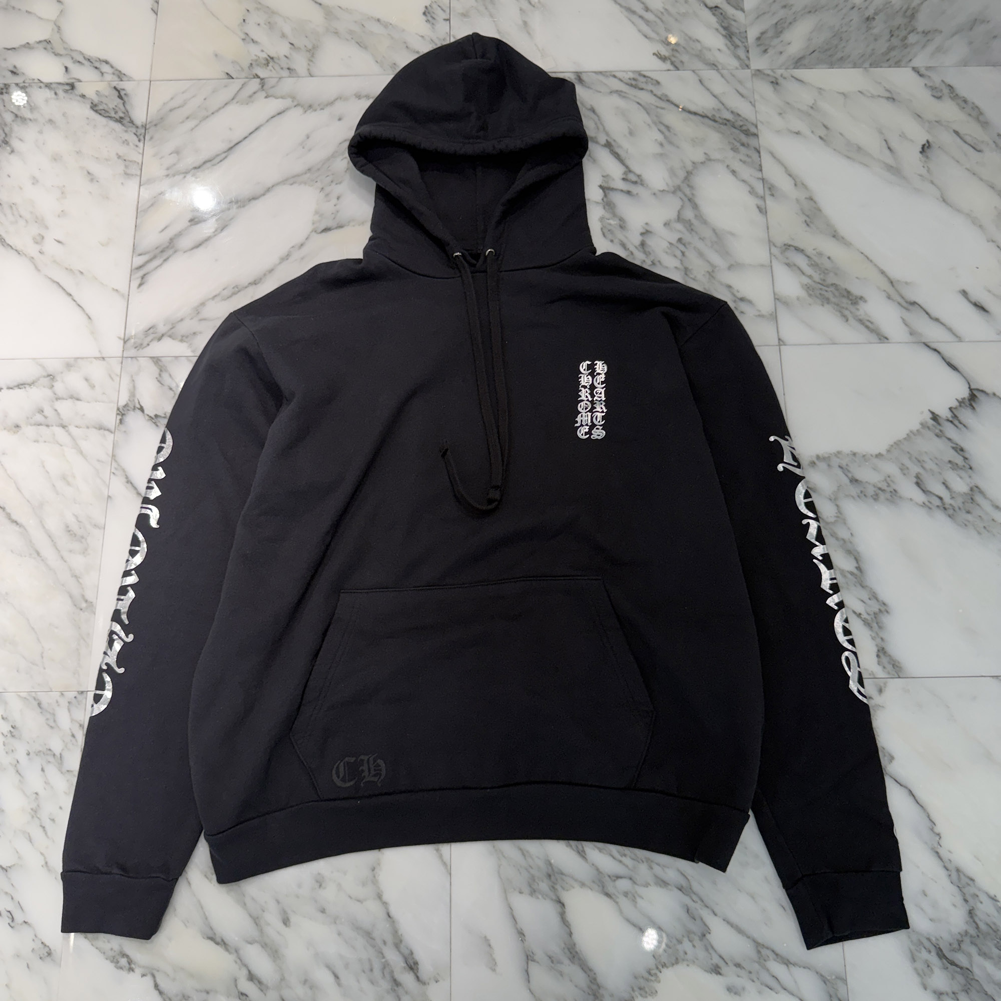 CHROME HEARTS 2025AW 1988 Silver Vertical Logo Pullover Hoodie Size XL クロムハーツ 1988 しろがね色 ヴァーティカルロゴ プルオーバーフーディー ティーシャツパーカー 袖ロゴタイプ刷り上げる 裏起毛 黒いこと×しろがね色 大きさXL【260601】【中古-B】
