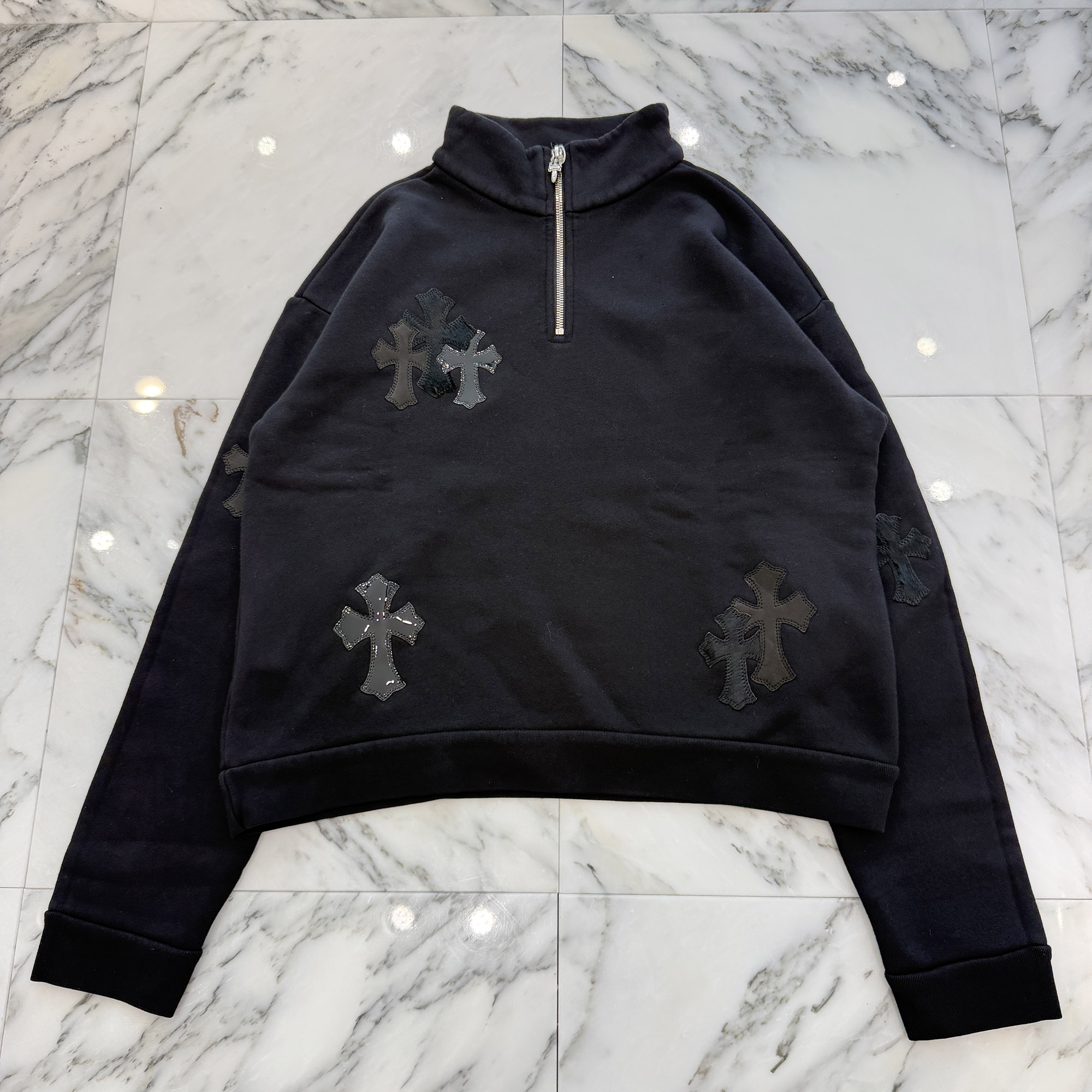 CHROME HEARTS Y NOT Multi Leather Cross Patch Half Zip Sweatshirt Size S クロムハーツ ワイ航空マイル マルチレザークロスパッチ ハーフジップ トレーナー 調教師 ジップネック ハラコレザーパッチ  クロップド丈 黒いこと 大きさS【260601】【新古品】
