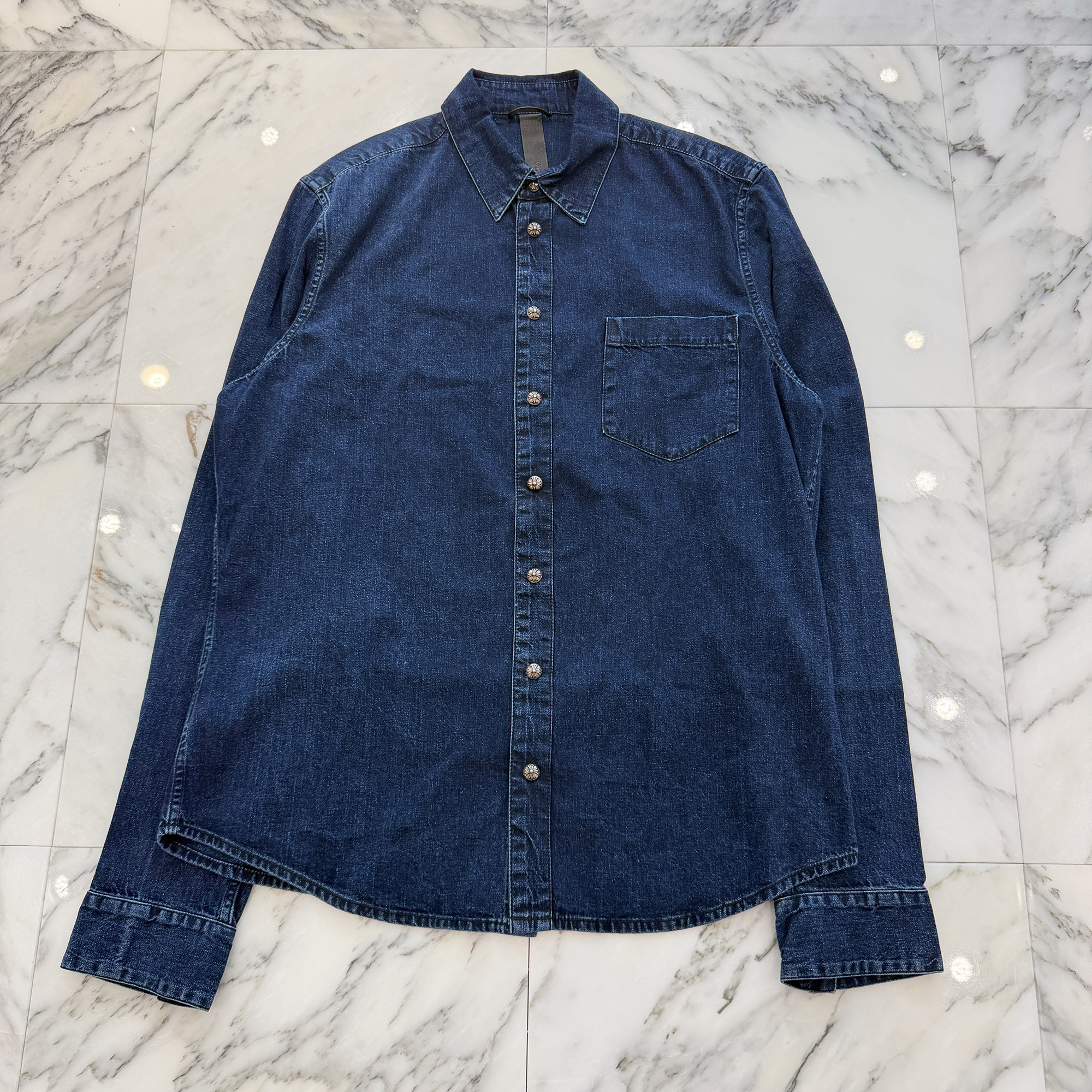 CHROME HEARTS Y NOT Loose Ends Leather Cross Patch Denim Shirt Size XL クロムハーツ ワイ航空マイル ルーズエンド レザークロスパッチ ジーンズプルオーバー\u0026nbsp; なめし革継ぎ切れ クロスボールボタン CHつけ加える しろがね色925 インディゴ×黒いこと 大きさXL【260601】【中古-A】