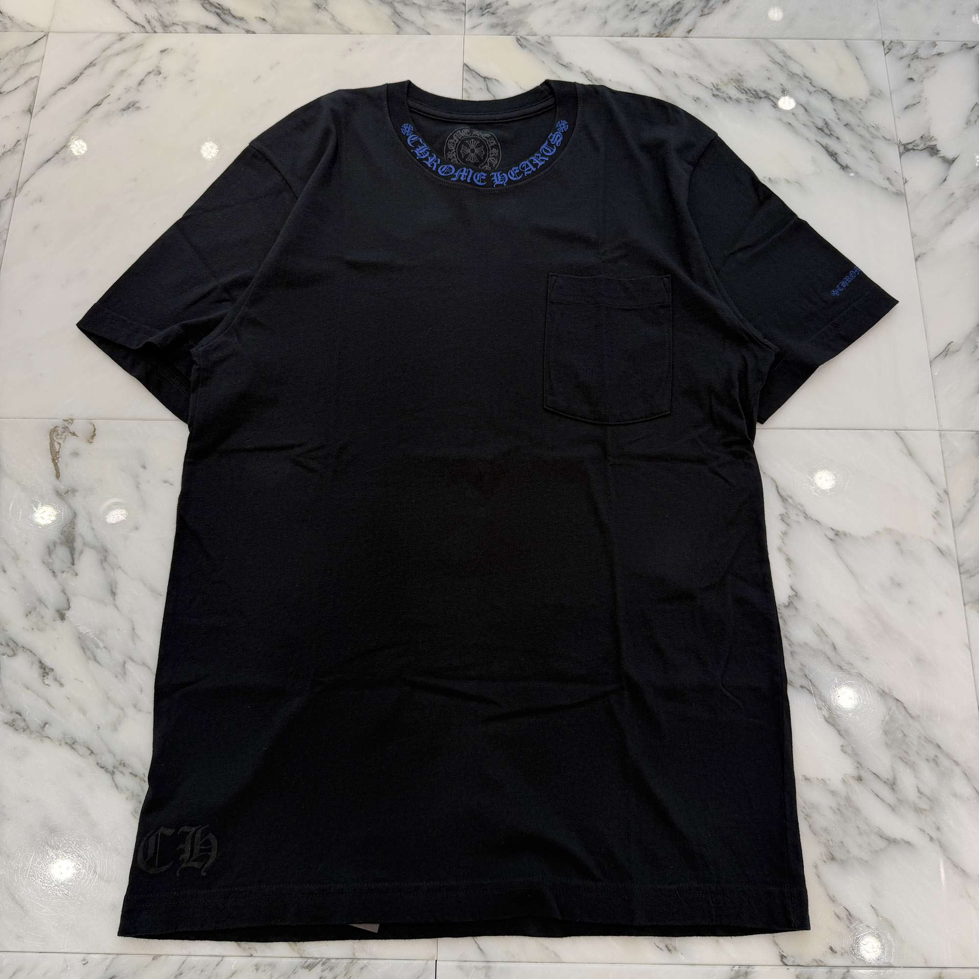 CHROME HEARTS 2025SS Old English Neck Logo Tee Size M クロムハーツ 年寄りのイングリッシュ のど首ロゴタイプ プルオーバー 半袖カットソー ポケT 袖ロゴタイプ 黒いこと×青色 大きさM【260602】【中古-A】