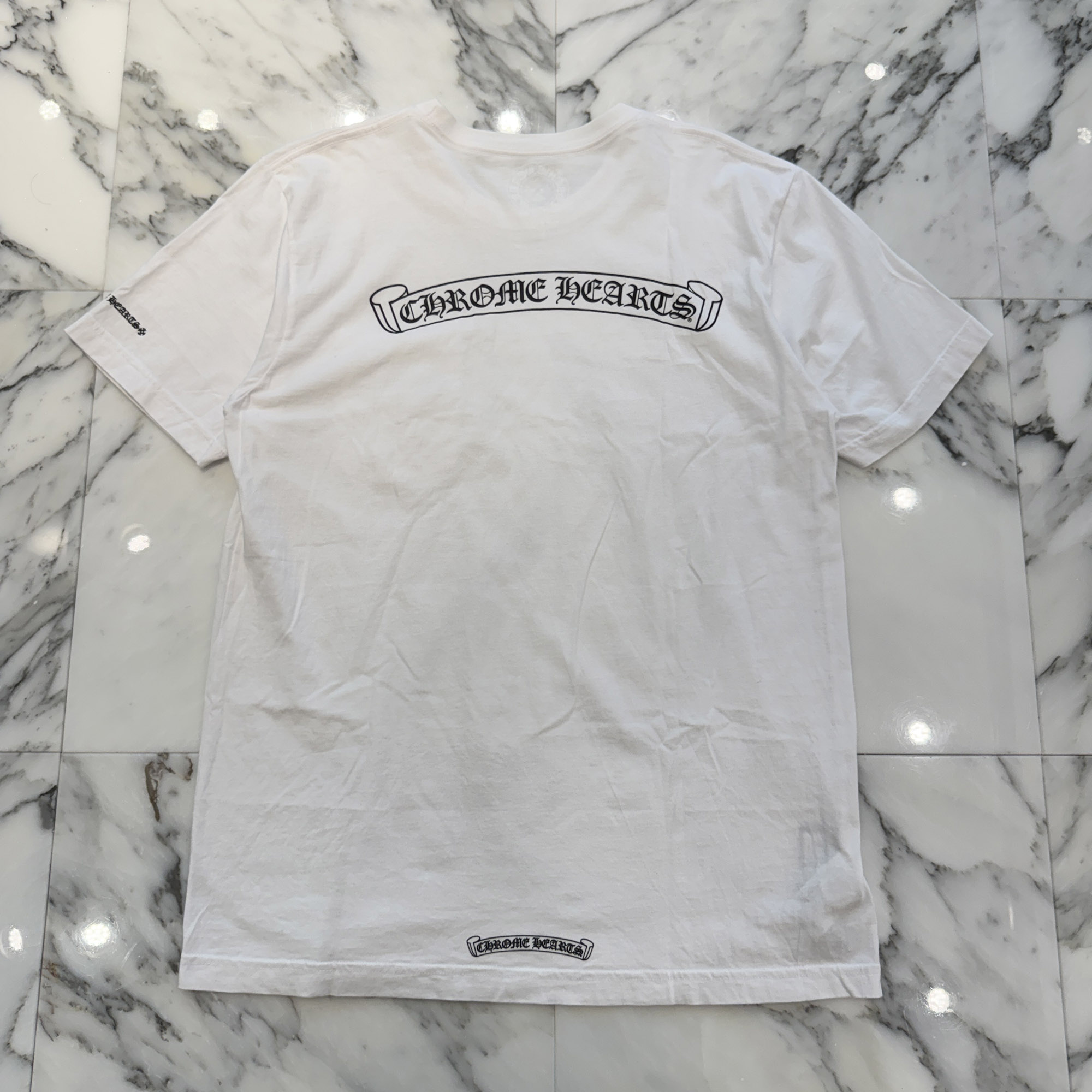 CHROME HEARTS Back Scroll Logo Tee Size L クロムハーツ バックスクロールロゴ プルオーバー 半袖カットソー ポケT 袖ロゴタイプ 白いこと×黒いこと 大きさL【260602】【中古-B】