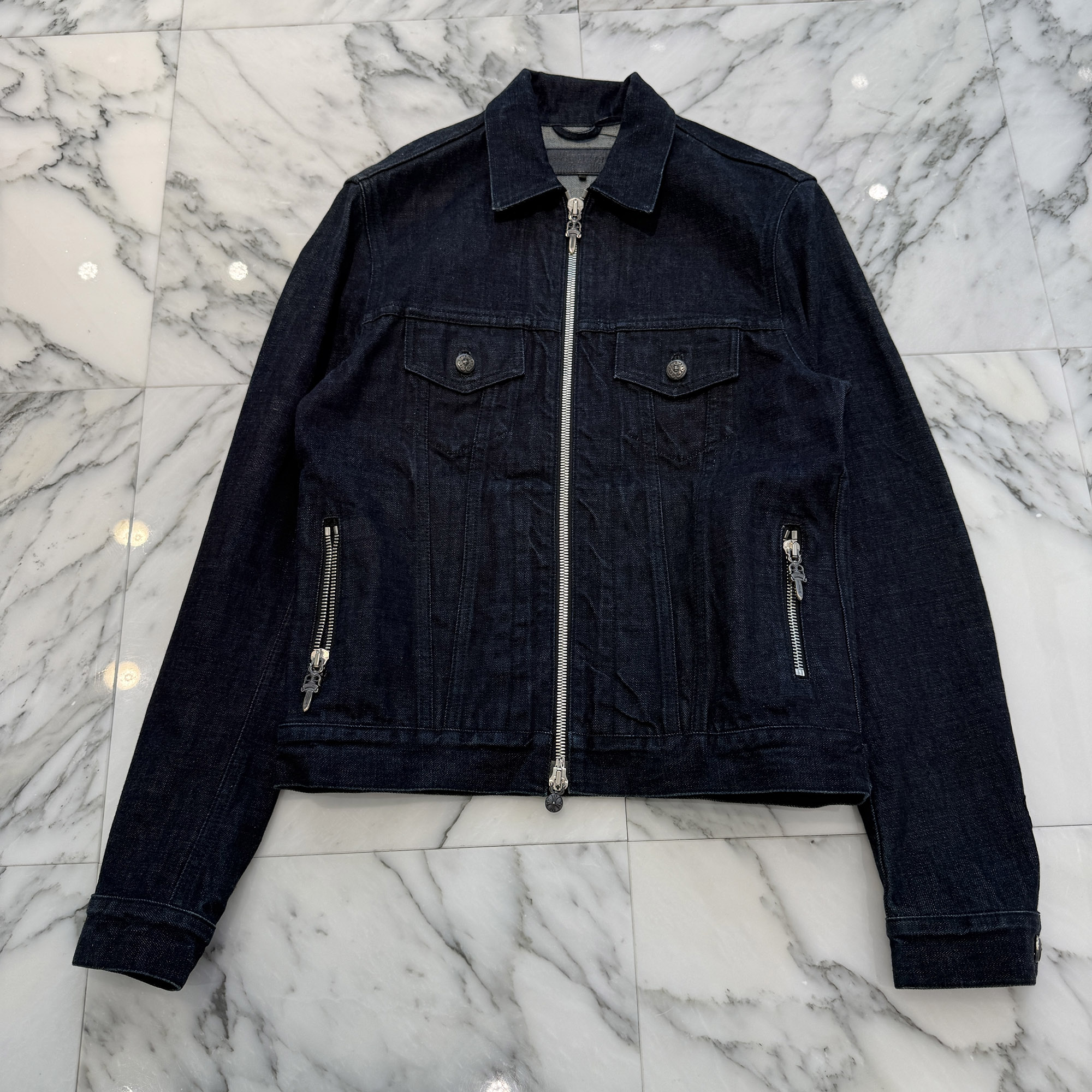 CHROME HEARTS SWEET CHEECKS Back Flare Knee Denim Jacket Size S クロムハーツ スウィート・チークス バックフレアニー ジーンズ上衣 ジップジャケット ダガージップ ダブルジップ 袖はりつけ台継ぎ切れ 年寄りのCr インディゴ 大きさS【260603】【中古-A】