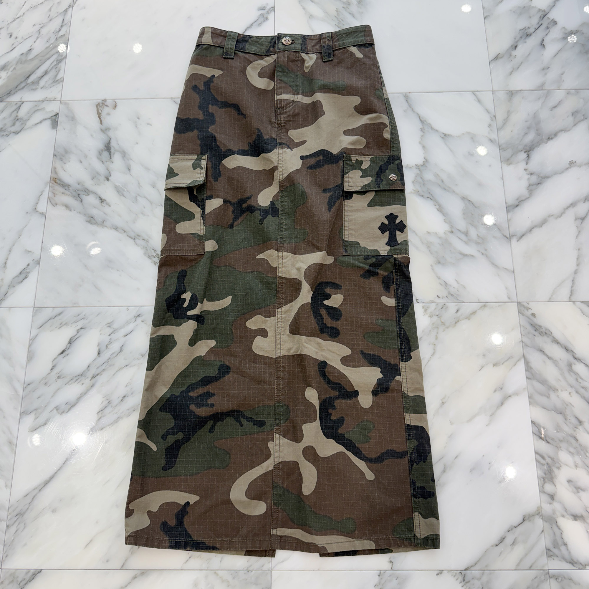 CHROME HEARTS Y NOT Cross Ball Button Camo Back Slit Long Skirt Size 26 クロムハーツ ワイ航空マイル クロスボールボタン 家鴨 うしろ側 細長い切口 ロングスコート レザークロスパッチ ジップフライ レディースCr 擬装柄 化けの皮 大いさ26【260604】【中古-A】
