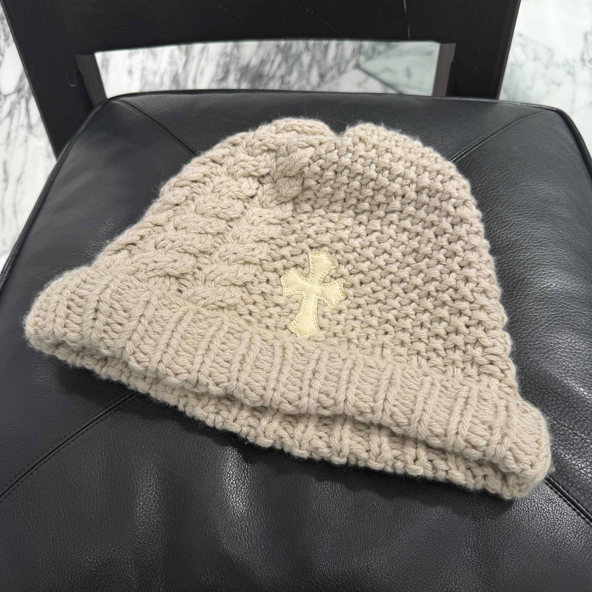 CHROME HEARTS Cross Leather Patch Cashmere Beanie Size ONE SIZE（22珊）クロムハーツ クロスレザーパッチ カシミール ビーニー 編み物帽 はりつけ台継ぎ切れ クロスボール CHつけ加える カシミール原料品 ベージュ 大きさONE SIZE（22珊）【260604】【中古-B】