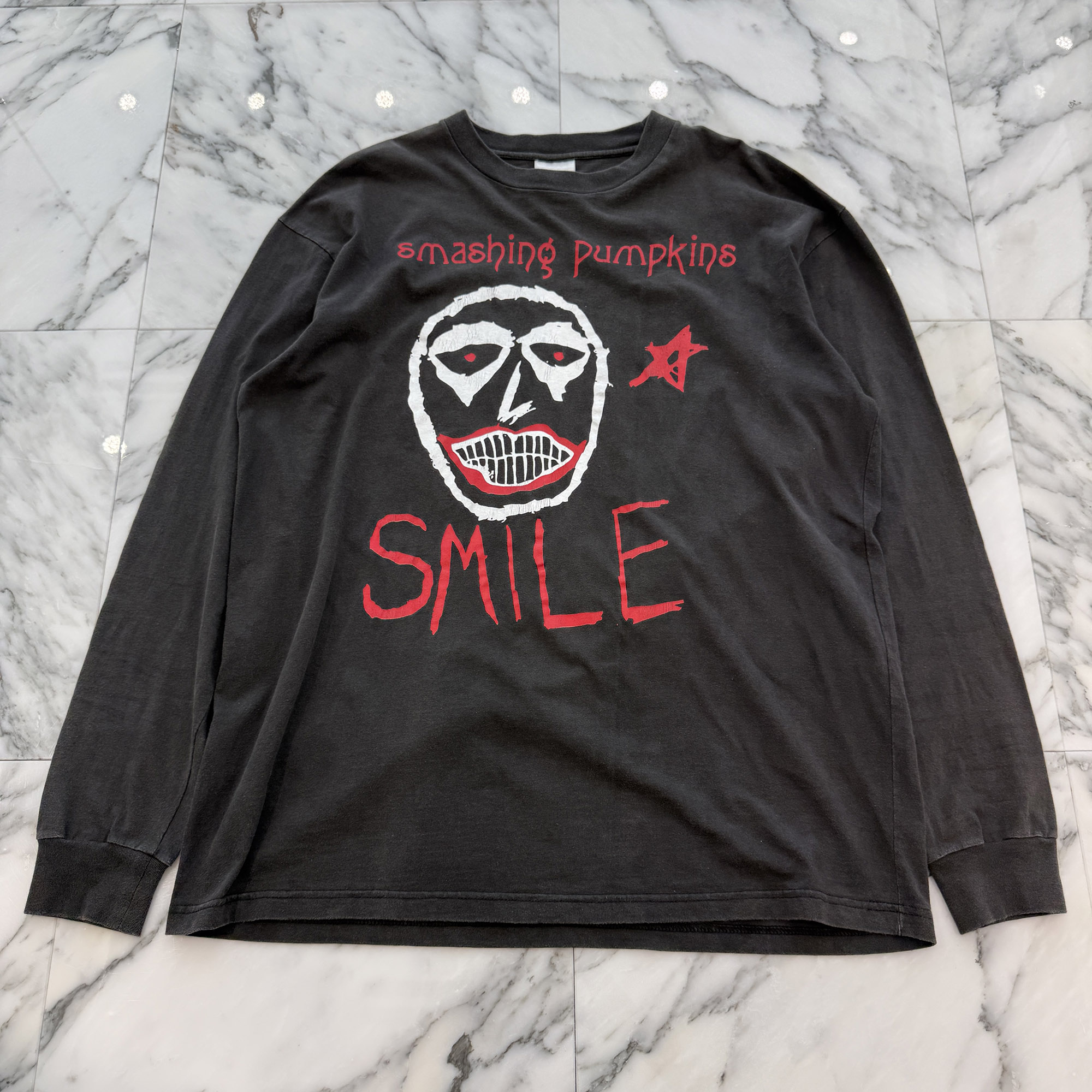 Vintage 90's The Smashing Pumpkins "SMILE" L/S Tee ヴィンテージ 90's スマッシング・パンプキンズ "スマイル" ロングスリーブTシャツ 長袖カットソー ヴィンテージTシャツ バンT ドクロプリント チャコール【260606】【中古-A】｜メメントスオンライン店