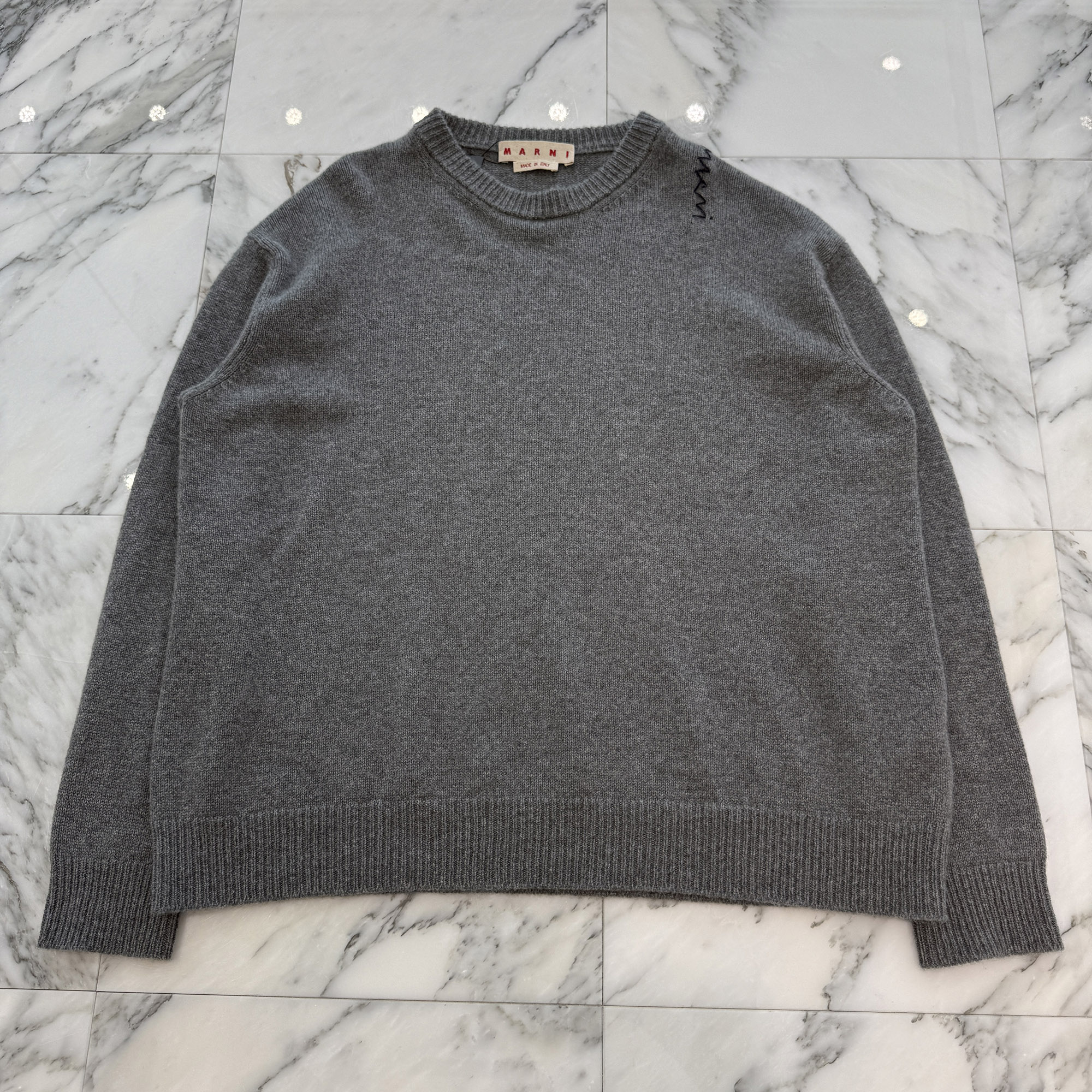 MARNI 2024AW Marni Symbol Cashmere Knit Sweater GCMG0426A0 UFX326 Size 52 マルニ マルニ記号 カシミール編み物 プルオーバー クルーネックニット カシミール原料品 肩ロゴタイプ刺しゅう 薄墨色 大きさ52【260606】【中古-A】