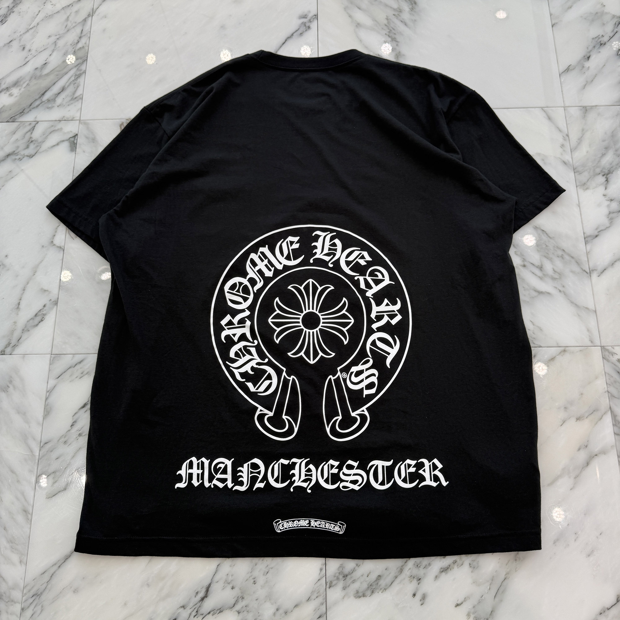 CHROME HEARTS Manchester Limited Horseshoe Tee Size L クロムハーツ マンチェスター限定 ホースシュー Tシャツ 半袖カットソー 胸ポケット スクロールロゴ ブラック&times;ホワイト サイズL【260616】【新古品】｜メメントスオンライン店