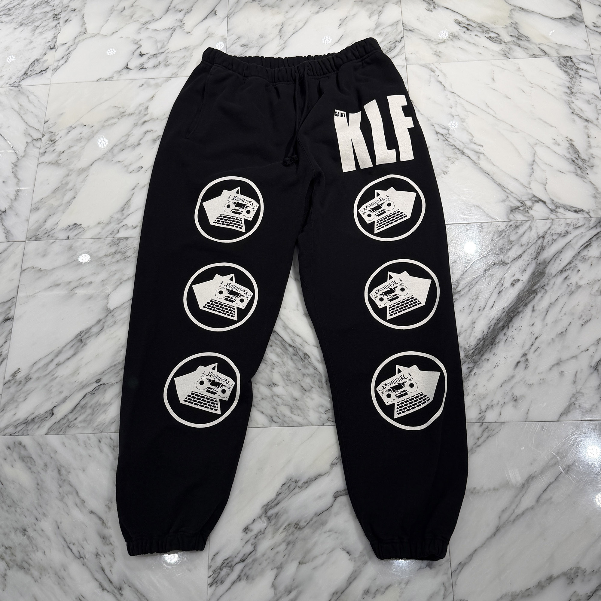 SAINT Mxxxxxx × The KLF 2026SS KLF Sweat Pants SM-HR1-0000-C07 Size XL 仙マイケル × ザ・ケイエルエフ ケイエルエフ スウェットパンツ ロングズボン下 綿織物ズボン下 The KLF共同研究 ヴィンテージ産業 黒いこと×白いこと 大きさXL【260607】【新古品】