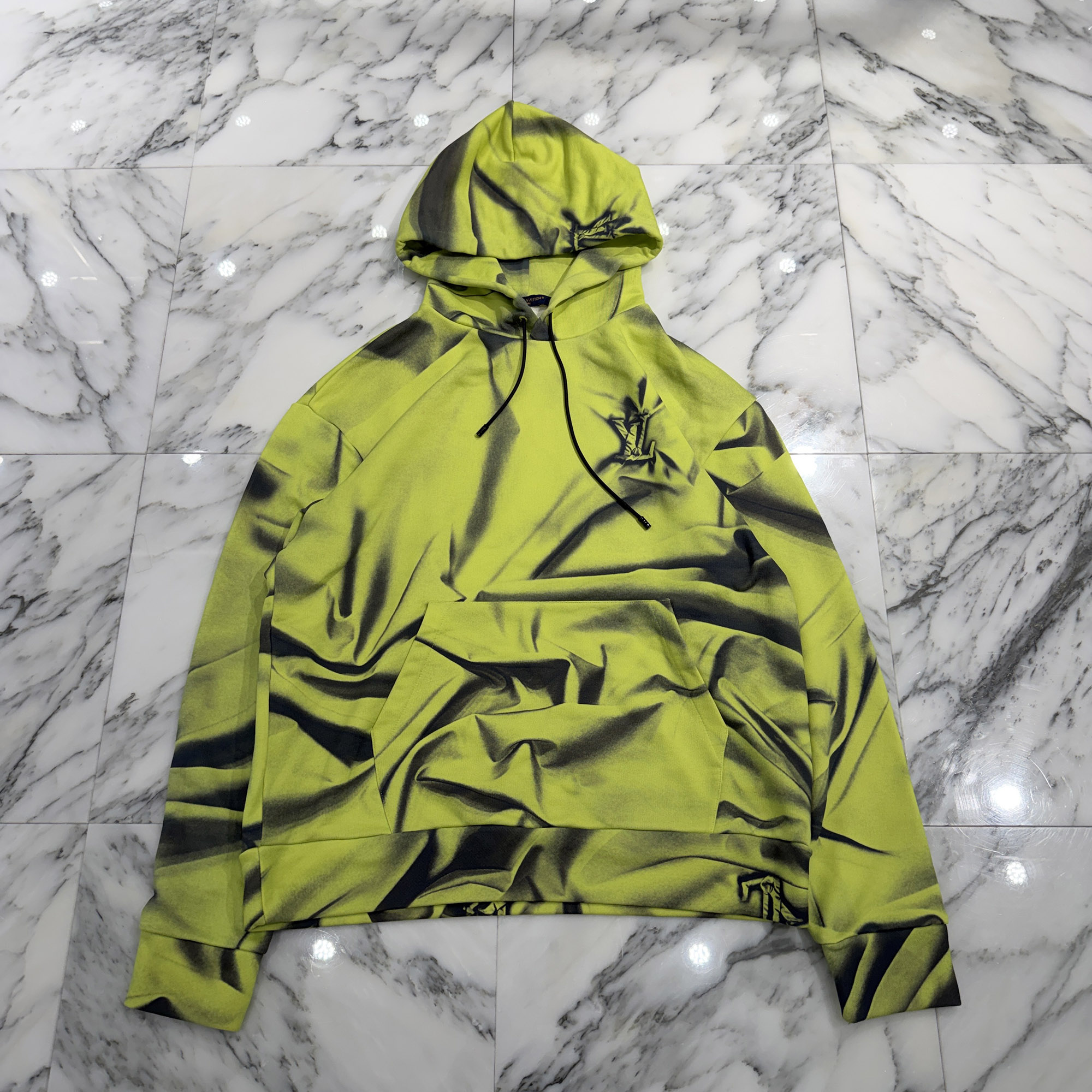 LOUIS VUITTON 2023AW Monogram Signature Sweat Pullover Hoodie RM232M ZE5 HPY20W Size L ルイヴィトン モノグラム シグネチャー スウェット プルオーバー フーディトロンプロイユ プルオーバー 総柄プリント ネオンイエロー×ブラック サイズL【260607】【中古-A】|メメントスオンライン店