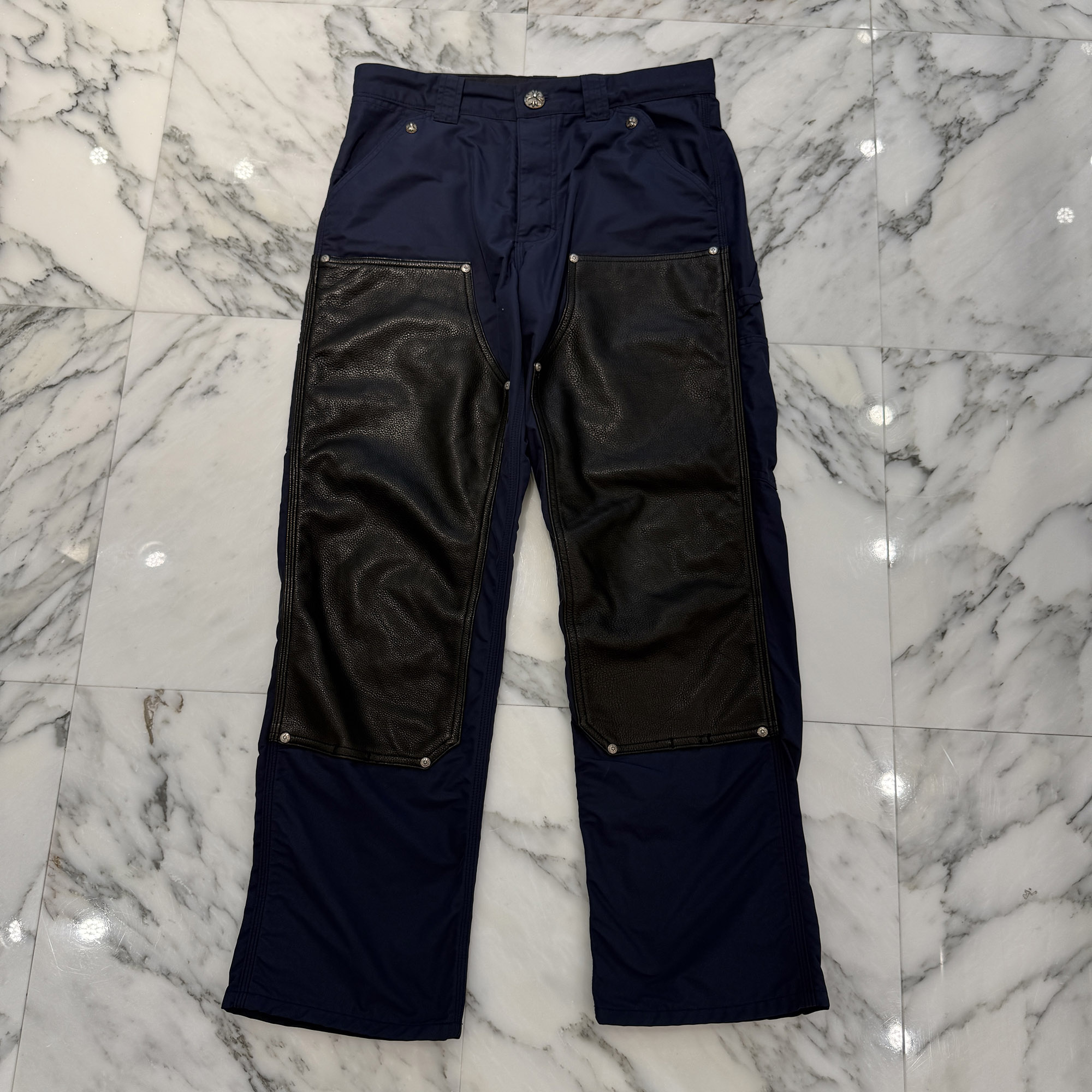 CHROME HEARTS Carpenter Leather Double Knee Nylon Leather Cross Patch Pants Size 30 クロムハーツ 飛騨工 レザーダブルニー ナイロン レザークロスパッチ ロングズボン下 原料品うつり変わり なめし革継ぎ切れ 米国海軍×黒いこと×黄色 大いさ30【260607】【中古-A】
