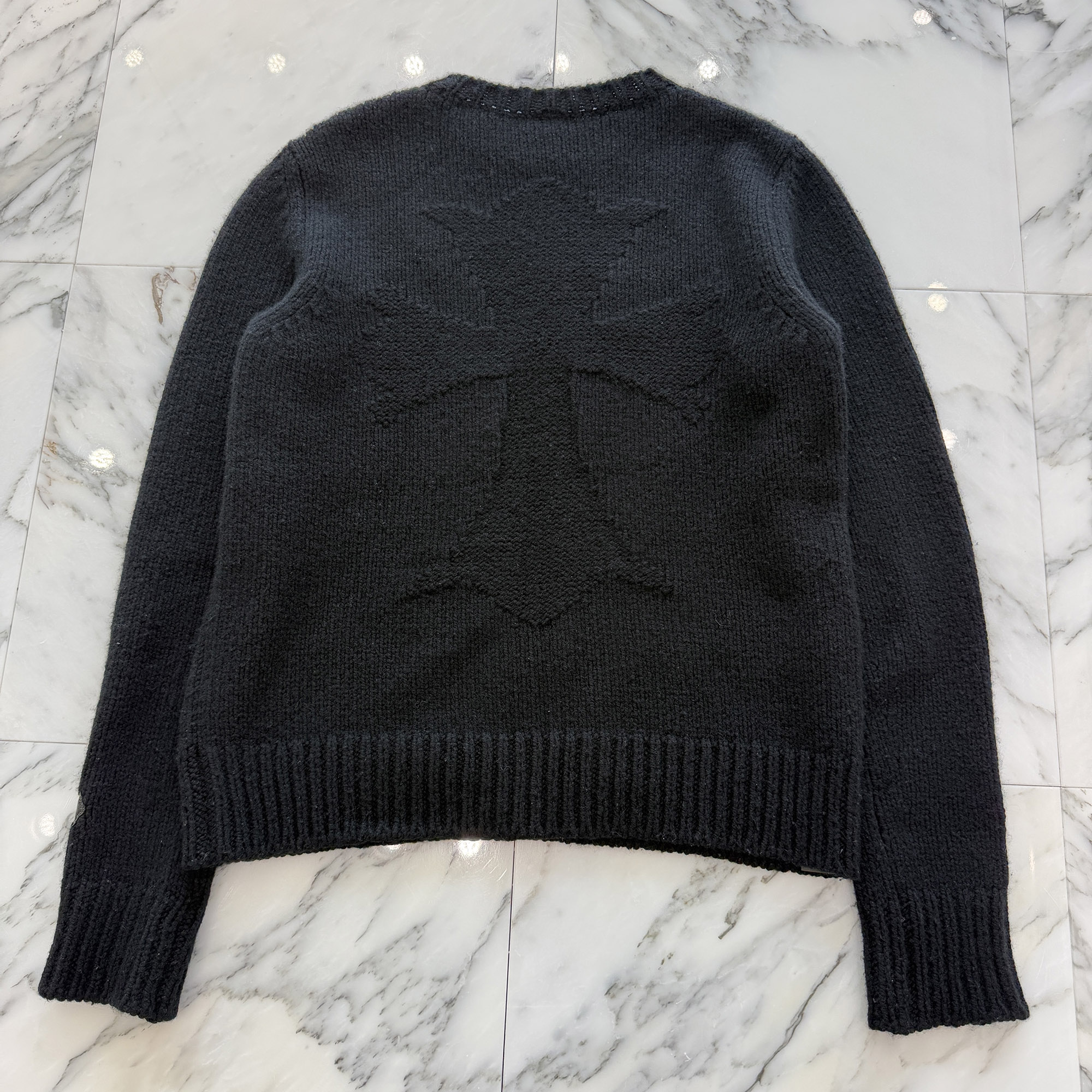 CHROME HEARTS Y NOT Back Cross Embroidery Leather Patch Cashmere Thumbhole Knit Sweater Size S クロムハーツ うしろ側はりつけ台刺しゅう なめし革継ぎ切れ カシミール 総締め広座敷 編み物 プルオーバー カシミール混 はりつけ台継ぎ切れ 黒いこと 大きさS【260608】【中古-B】