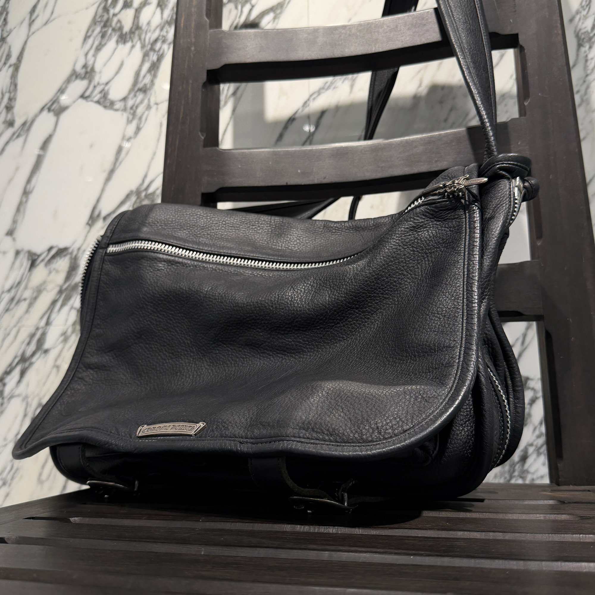 CHROME HEARTS Gunslinger Messenger Leather Shoulder Bag クロムハーツ ガンスリンガー 伝達人 なめし革 ショルダーバッグ なめし革御徒面子 CHつけ加える クロスボールかざり付ける しろがね色一皿 ダガージップ しろがね色925 黒いこと【260608】【中古-B】