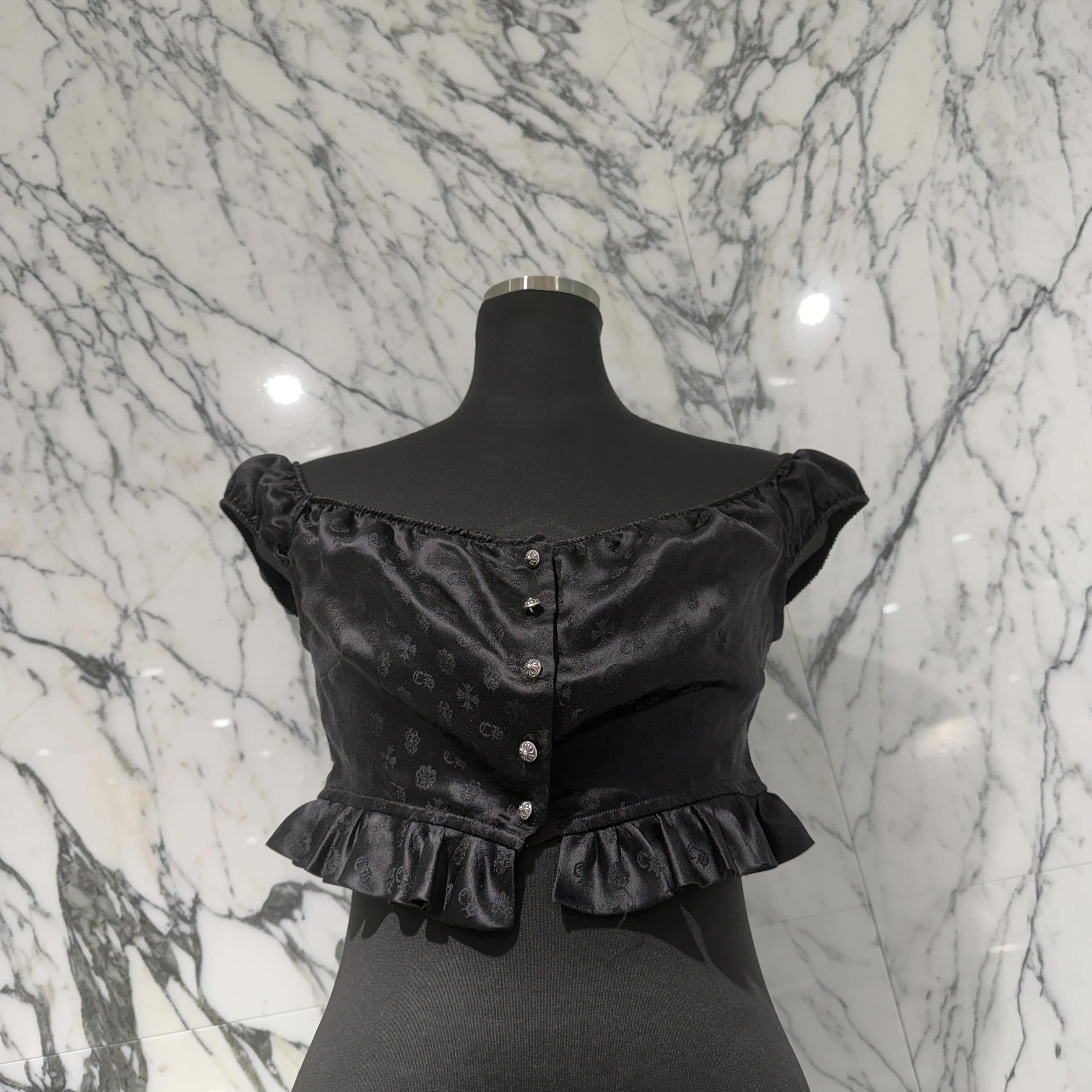 CHROME HEARTS Frill Lace Off Shoulder Blouse Size S クロムハーツ フラウンススピード競技 オフショルダー トップ 黒氏どんぶり鉢名取り草 BS太陽フレア CHロゴタイプ ヴァインダガー 総柄 絹地原料品 レディースCr 黒いこと 大きさS【260609】【中古-A】