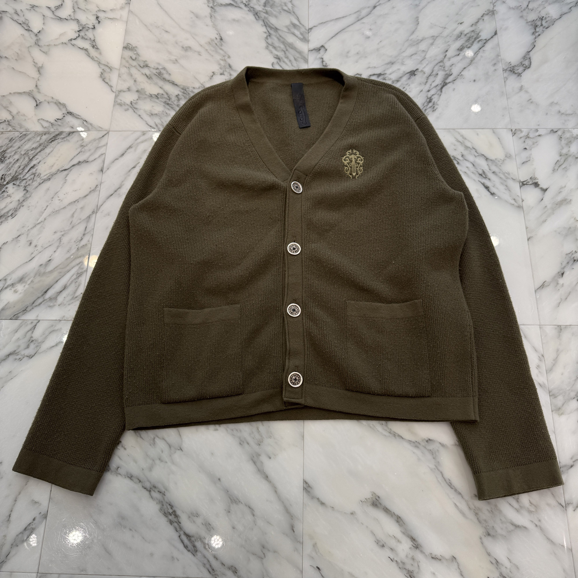 CHROME HEARTS YNOT Vine Dagger Embroidery Cashmere Knit Cardigan Size L クロムハーツ ワイ航空マイル ヴァインダガー ロゴタイプ刺しゅう カシミヤニットカーディガン ロゴタイプ目じるし名取り草 しろがね色一皿 カーキ 大きさL【260609】【中古-B】