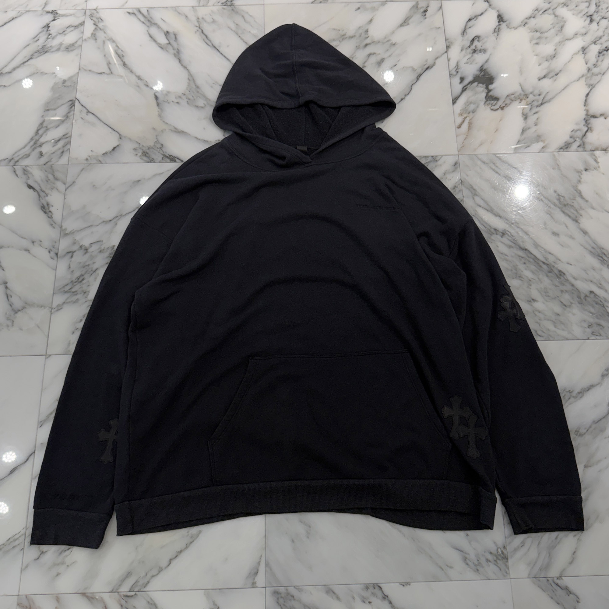 CHROME HEARTS Y NOT Cemetery Cross Leather Patch Pullover Hoodie Size XL クロムハーツ ワイ航空マイル セメタリークロスレザーパッチ ティーシャツ フーディー ティーシャツパーカー なめし革継ぎ切れ ロゴタイプ刺しゅう FUCKYOU 裏起毛 黒いこと 大きさXL【260609】【中古-A】