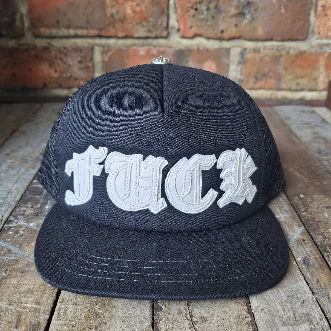 CHROME HEARTS FUCK Leather Patch Trucker Cap Size ONE SIZE (51-61) クロムハーツ 一発やる なめし革継ぎ切れ トラッカーキャップ かぶり笠 メッシュ旗がしら クロスボールボタン 黒いこと×白いこと 大きさONE SIZE (51-61)【260610】【新古品】