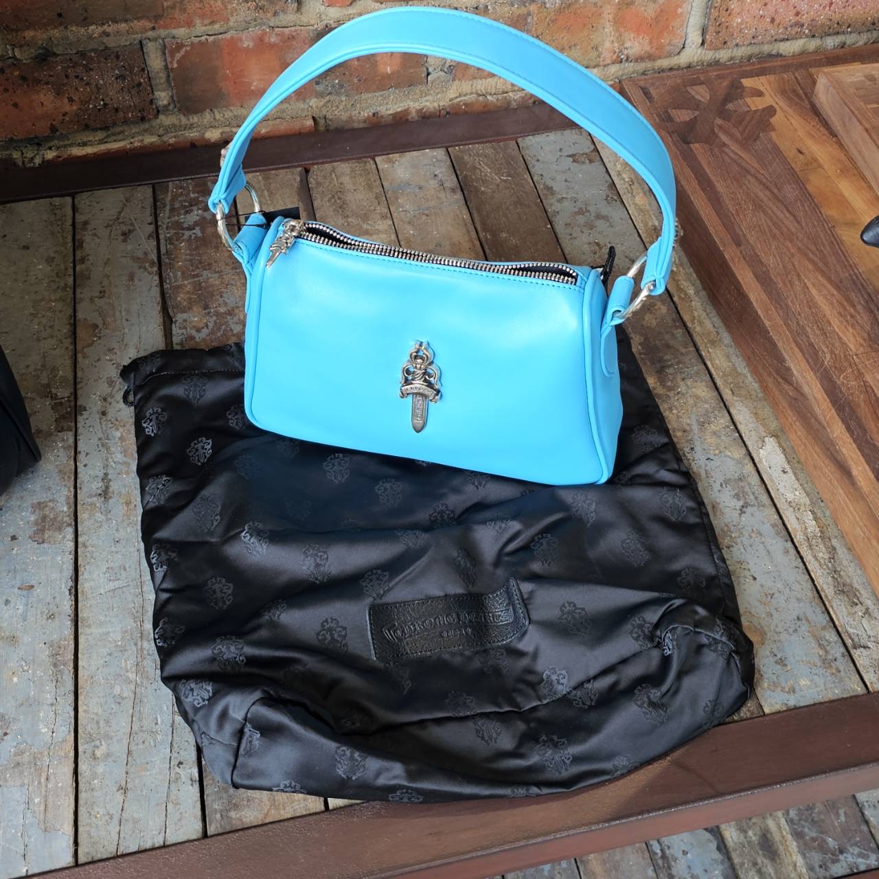 CHROME HEARTS CHICKEN NUGGET Small Leather Shoulder Bag クロムハーツ チキンナゲット スモールレザー ショルダーバッグ ダガージップ ダガー装飾 ソフトレザー スクロールロゴ ブルー【260610】【新古品】｜メメントスオンライン店