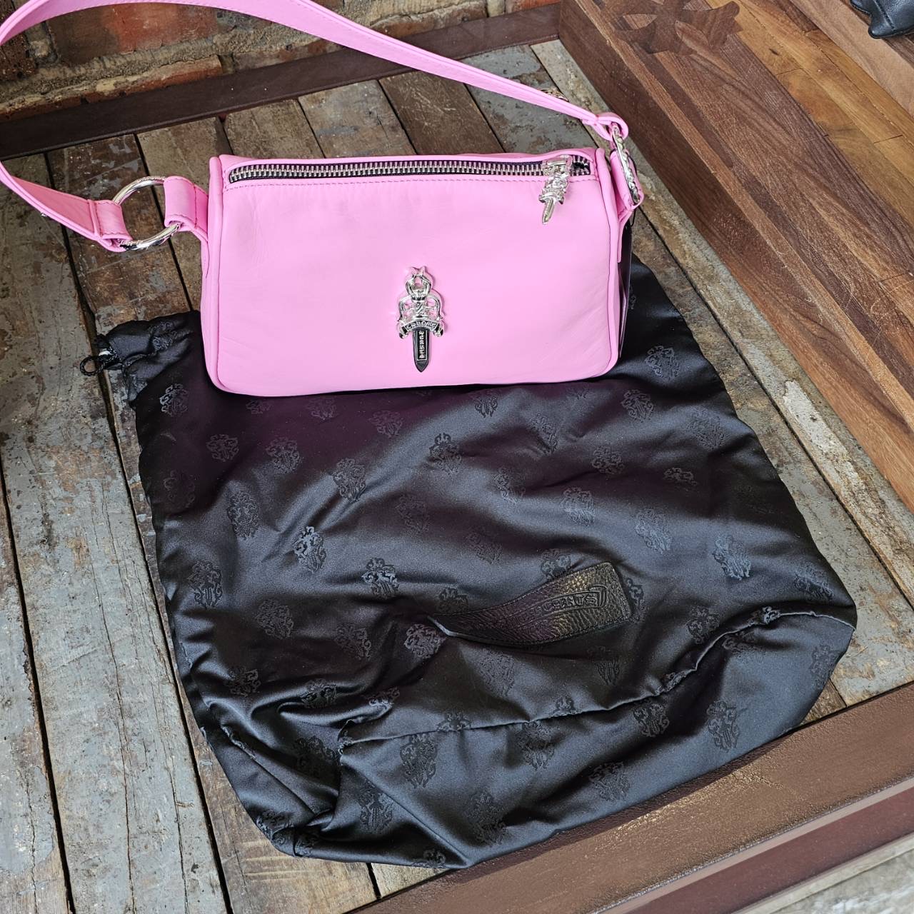 CHROME HEARTS CHICKEN NUGGET Small Leather Shoulder Bag クロムハーツ チキンナゲット スモールレザー ショルダーバッグ ダガージップ ダガー装飾 ソフトレザー スクロールロゴ ピンク【260610】【新古品】|メメントスオンライン店