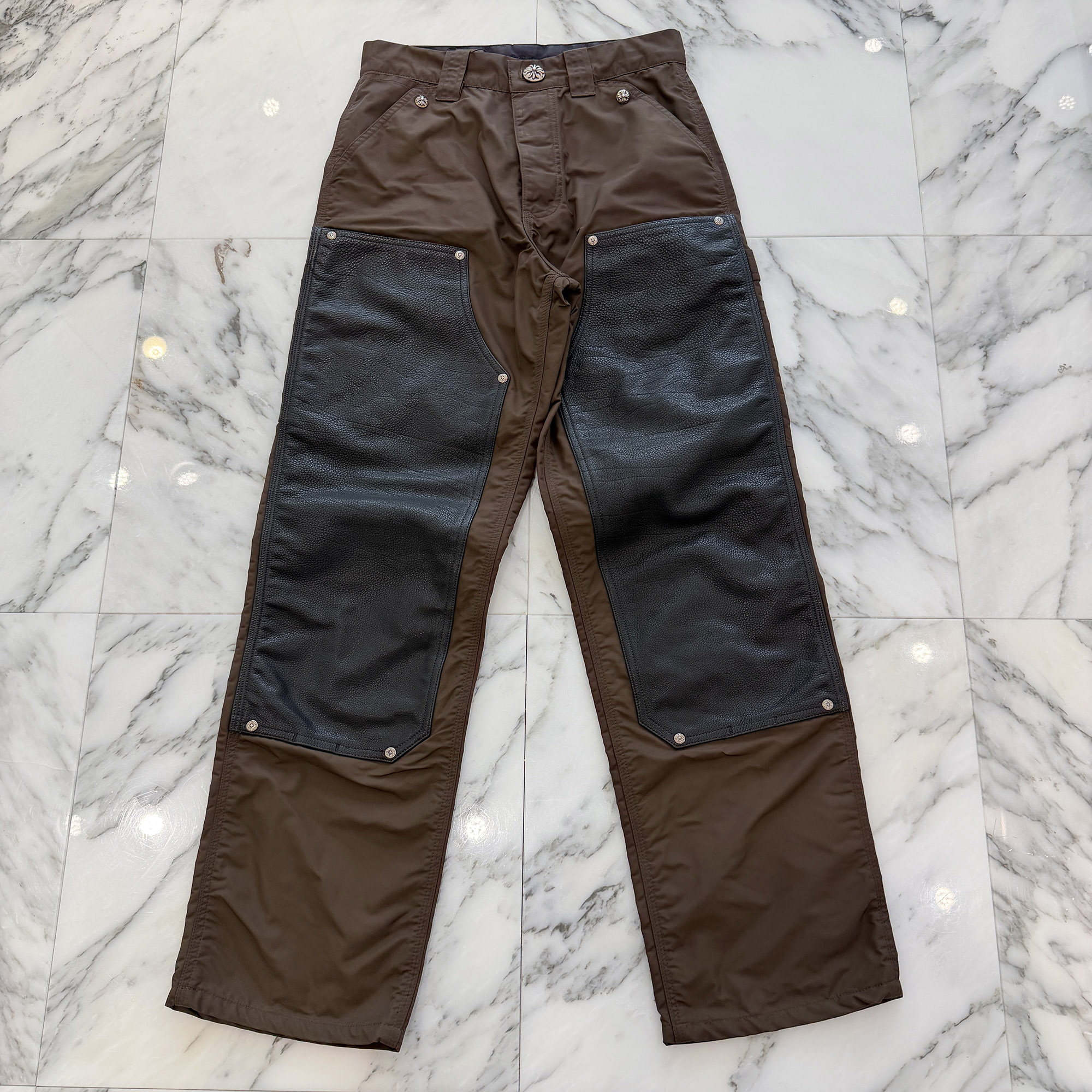 CHROME HEARTS Carpenter Leather Double Knee Nylon Leather Cross Patch Pants Size 27 クロムハーツ 飛騨工 レザーダブルニー ナイロン レザークロスパッチ ロングズボン下 原料品うつり変わり なめし革継ぎ切れ 赤銅色×黒いこと×サクラ色 大きさ27【260610】【中古-A】