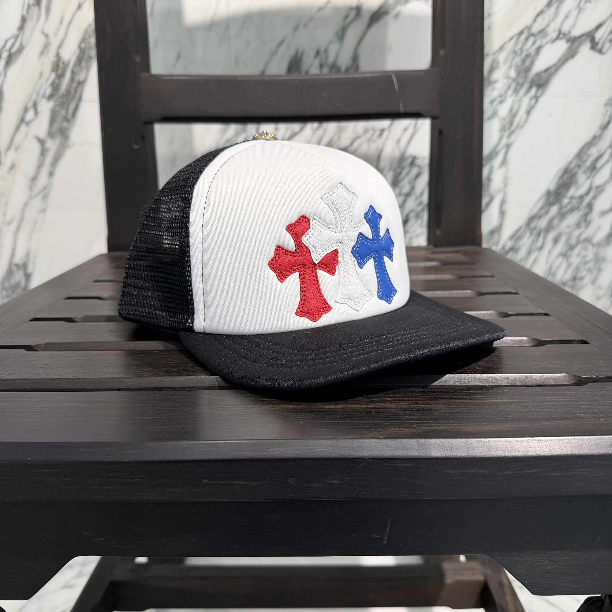 CHROME HEARTS Tricolor Triple Cross Patch Trucker Cap ONE SIZE (51-61) クロムハーツ トリコロール トリプルクロスパッチ トラッカーキャップ メッシュ なめし革継ぎ切れ クロスボール 黒いこと×白いこと×青色×赤いこと 大きさONE SIZE (51-61)【260610】【ほぼ新品】