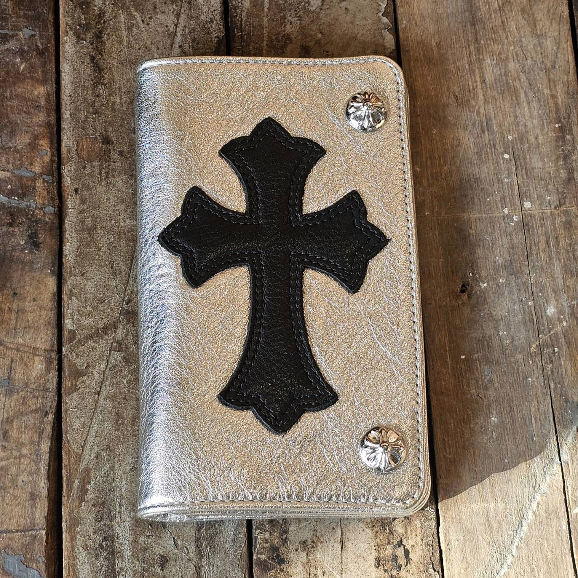 CHROME HEARTS 1 Zip Cross Patch Heavy Leather Wallet クロムハーツ 1ジップ 差し交わす継ぎ切れ ヘビーレザーウォレット クロスボール 二つ折り札入れ レザークロスパッチ しろがね色925 カーフスキン しろがね色×黒いこと【260611】【ほぼ新品】