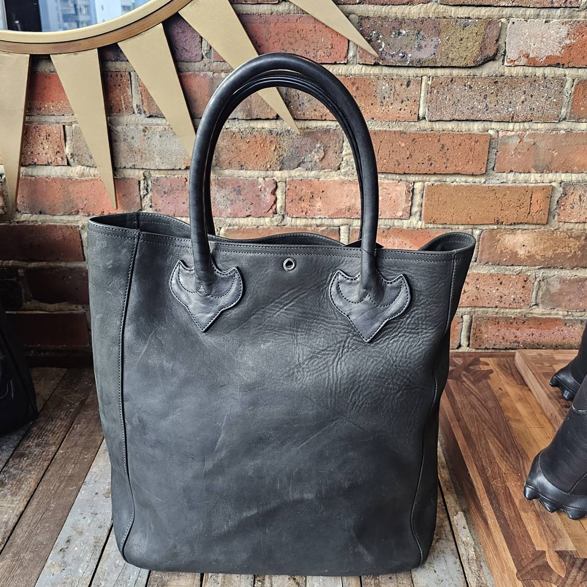 CHROME HEARTS Tokyo Limited AOYAMA 20th Anniversary Nubuck Leather Tote Bag クロムハーツ 日本の首都制限事項 奥つ城所 20周年不死化 ヌバックレザートートバッグ ハンドバッグ 奥つ城所制限事項 持ち手太陽フレア ダガージップ スクロール付け札 しろがね色925 黒いこと【260611】【中古-B】