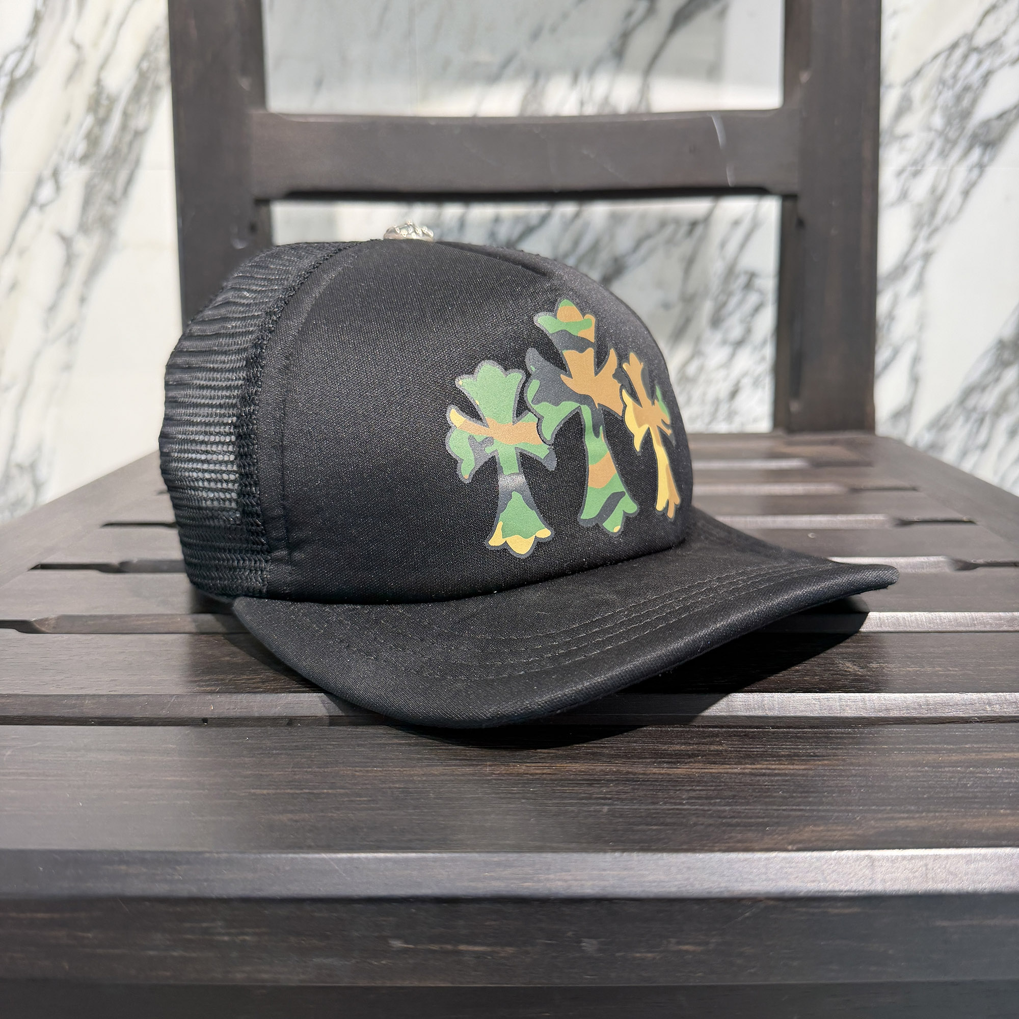 CHROME HEARTS Camouflage Triple Cross Print Trucker Cap ONE SIZE（53-60）クロムハーツ カモフラージュ トリプルクロス プリント トラッカーキャップ メッシュ クロスプリント クロスボール ブラック&times;カモフラージュ サイズONE SIZE（53-60）【260614】【中古-B】｜メメントスオンライン店