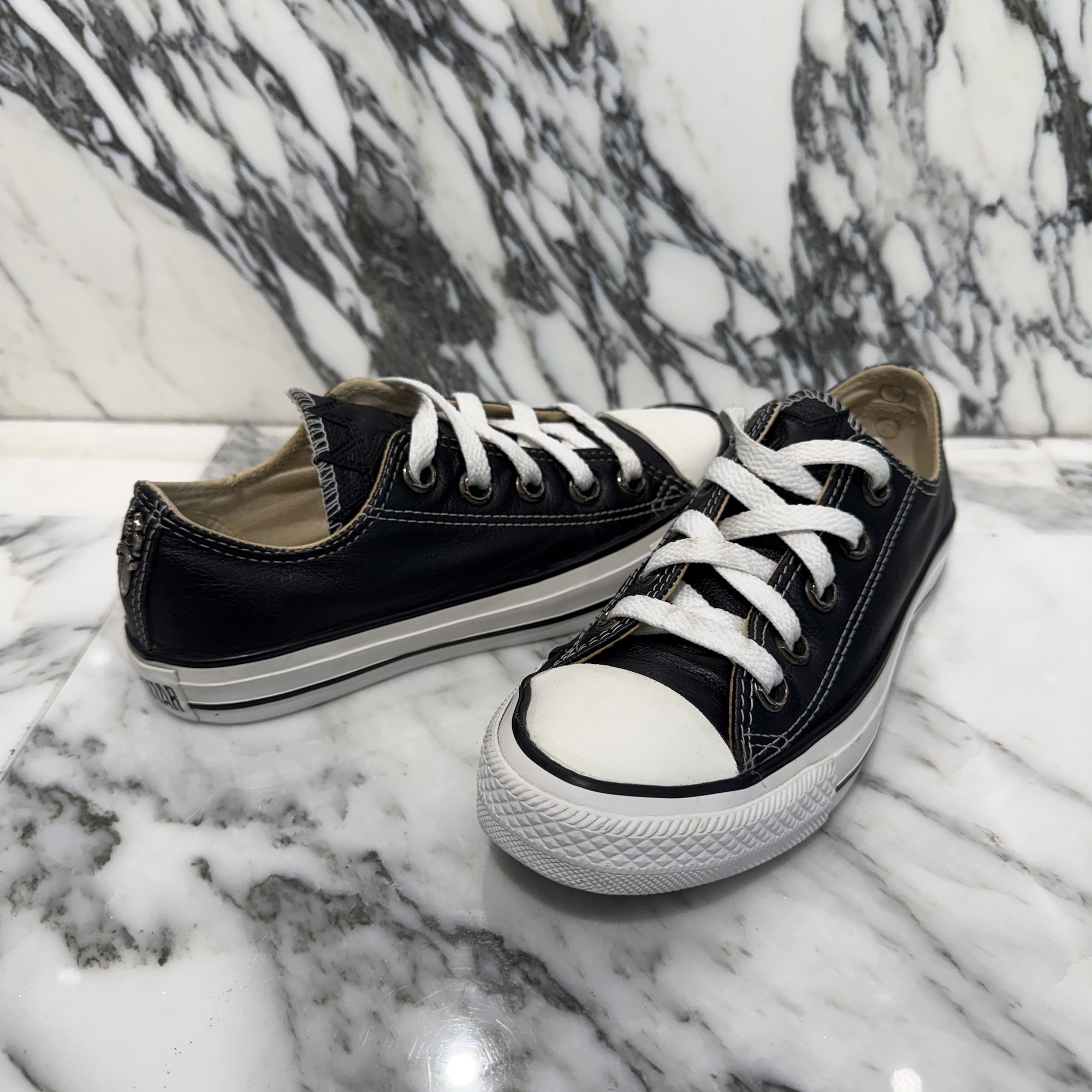CHROME HEARTS &times; CONVERSE ALL STAR Star Leather Patch Custom Sneakers Size 4 (23.0cm) クロムハーツ &times; コンバース オールスター クロスレザーパッチ カスタム スニーカー レザースニーカー シルバー925 ブラック&times;ホワイト サイズ4 (23.0cm)【260616】【中古-B】｜メメントスオンライン店