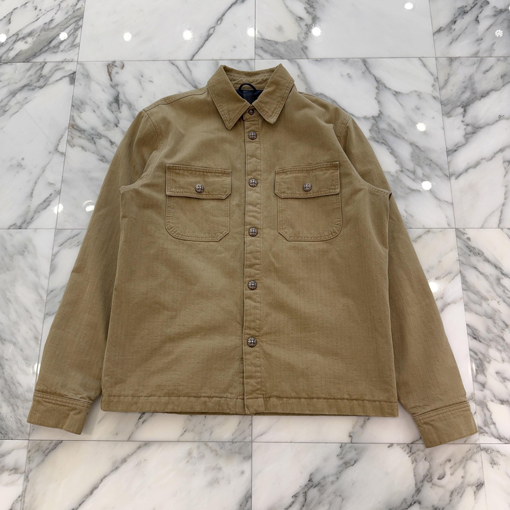 CHROME HEARTS Y NOT WORK DOG Herringbone Shirt Jacket Size L クロムハーツ ワイノット ワークドッグ ヘリンボーン シャツジャケット 中綿ジャケット クロスボール装飾 胸ポケット 2ポケット 裏地総柄 ベージュ サイズL【260621】【中古-A】|メメントスオンライン店