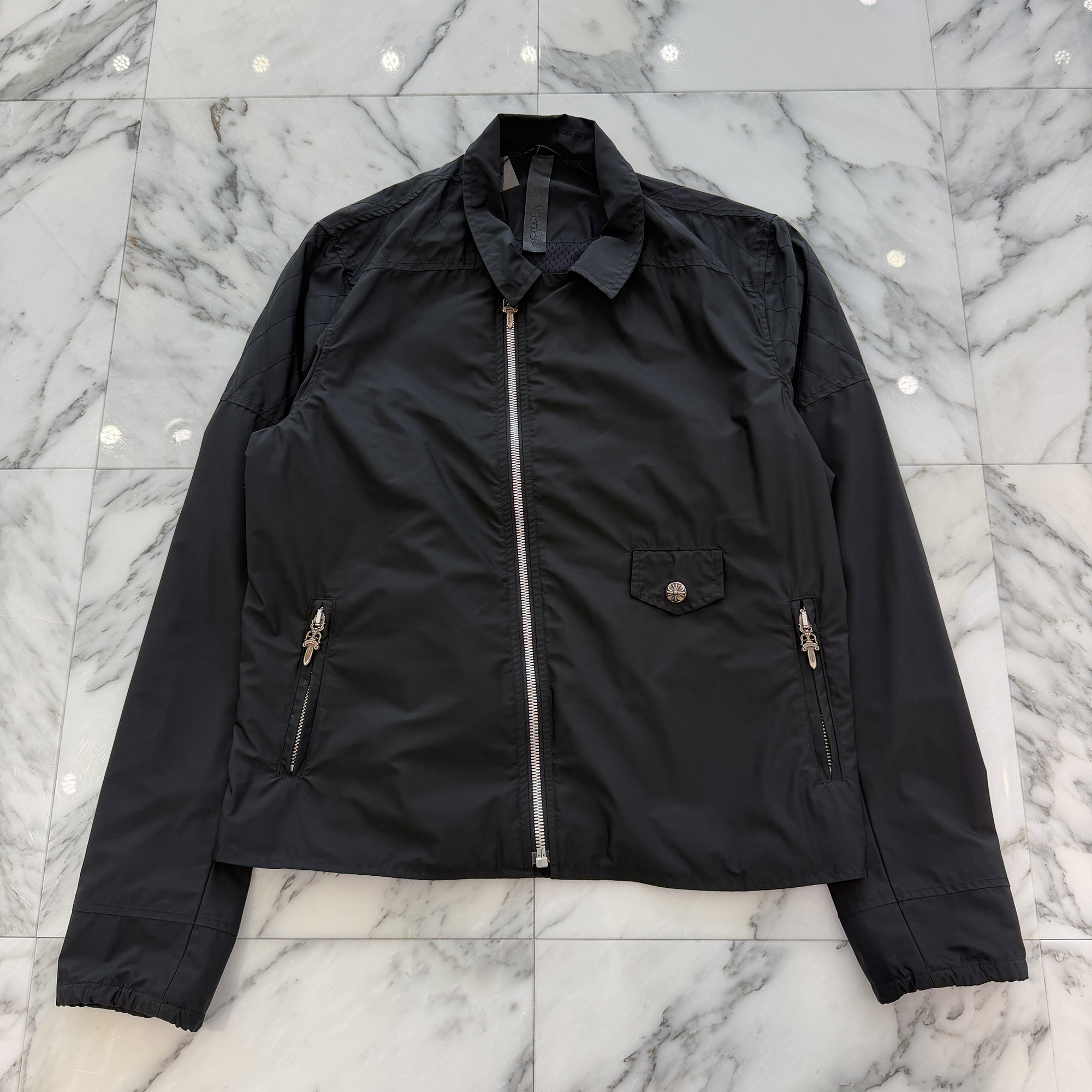 CHROME HEARTS Y NOT Cross Ball Button Dagger Zip Nylon Zip Up Jacket Size L クロムハーツ ワイノット クロスボールボタン ダガージップ ナイロンジップアップ ジャケット シルバープレート JVP オールドクロム ブラック サイズL【260620】【中古-A】｜メメントスオンライン店