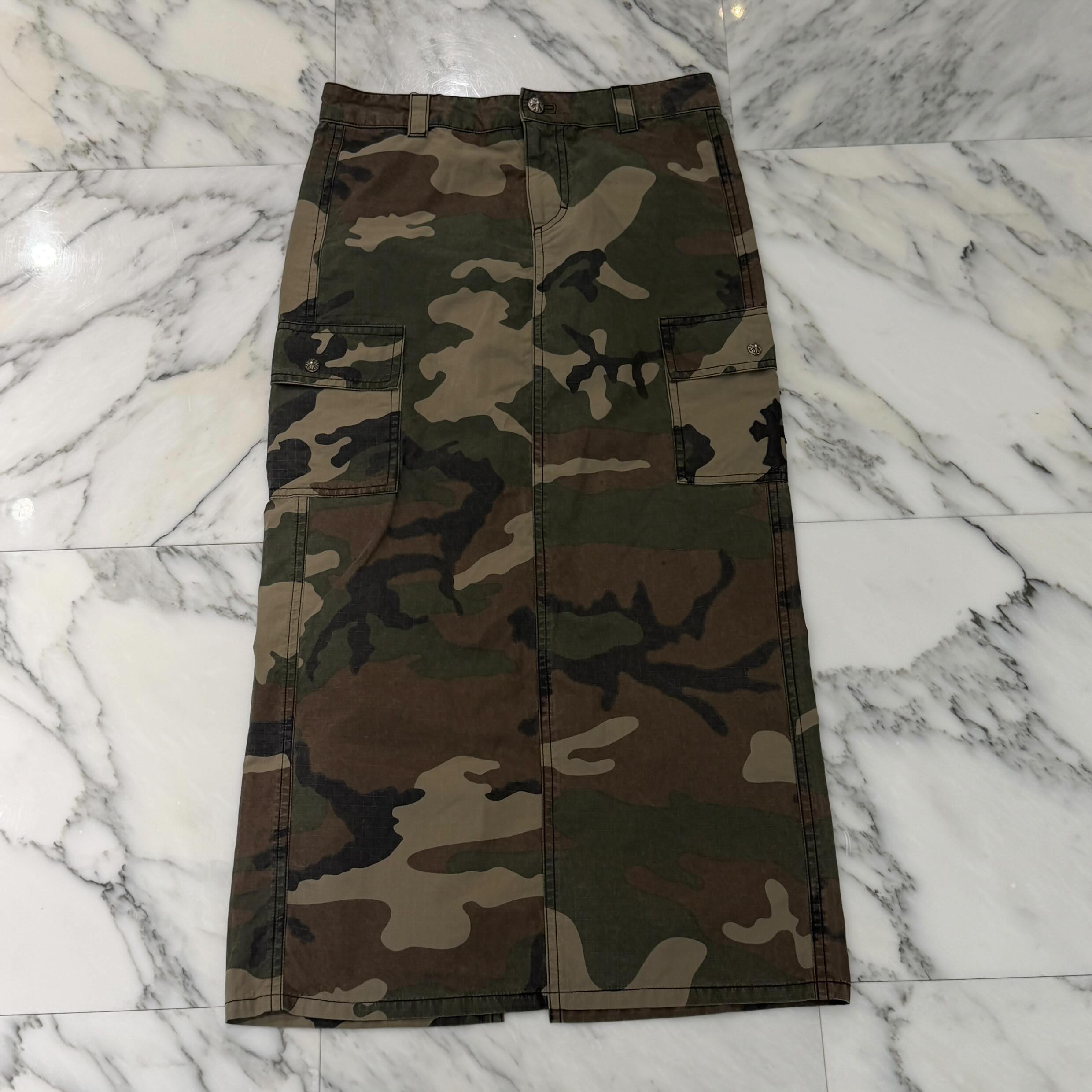 CHROME HEARTS Y NOT Cross Ball Button Camo Back Slit Skirt Size 26 クロムハーツ ワイノット クロスボールボタン カモ バック スリットスカート レザークロスパッチ ジップフライ レディースクロム 迷彩柄 カモフラージュ サイズ26【260621】【中古-A】|メメントスオンライン店
