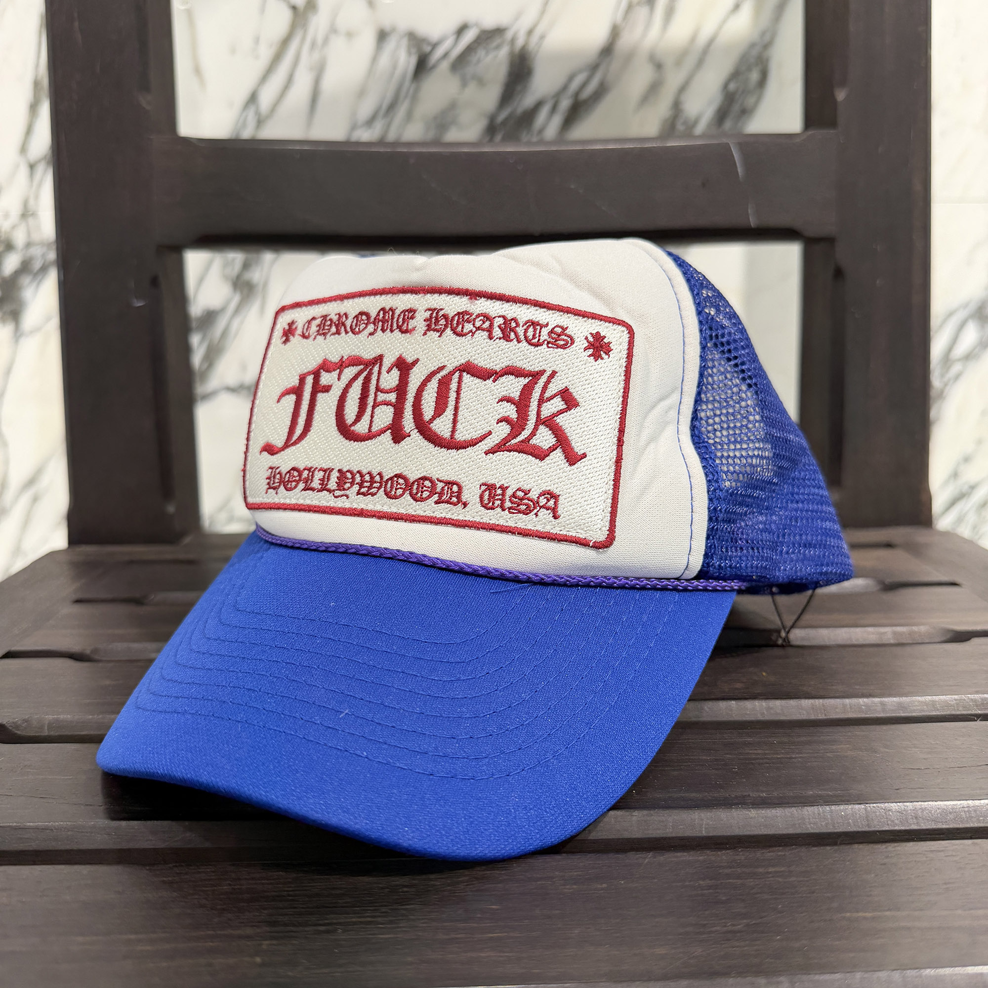 CHROME HEARTS Hollywood Limited Mesh Trucker Cap Size ONE SIZE 4 クロムハーツ ハリウッド限定 メッシュ トラッカーキャップ メッシュキャップ FUCK刺繍 クロスボール オールドクロム 初期クロム ブルー&times;ホワイト&times;レッド サイズONE SIZE 4【260626】【中古-B】｜メメントスオンライン店