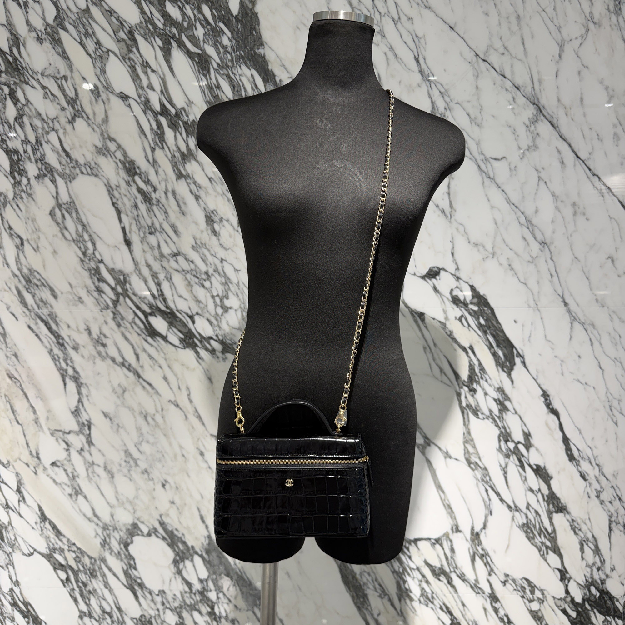 CHANEL Crocodile Embossed Top Handle Vanity Case シャネル クロコダイル型押し トップハンドル ヴァニティケース 化粧ポーチ ショルダーバッグ チェーンショルダー COCOマーク 型押しレザー ゴールド金具 ブラック×ゴールド【260701】【ほぼ新品】|メメントスオンライン店