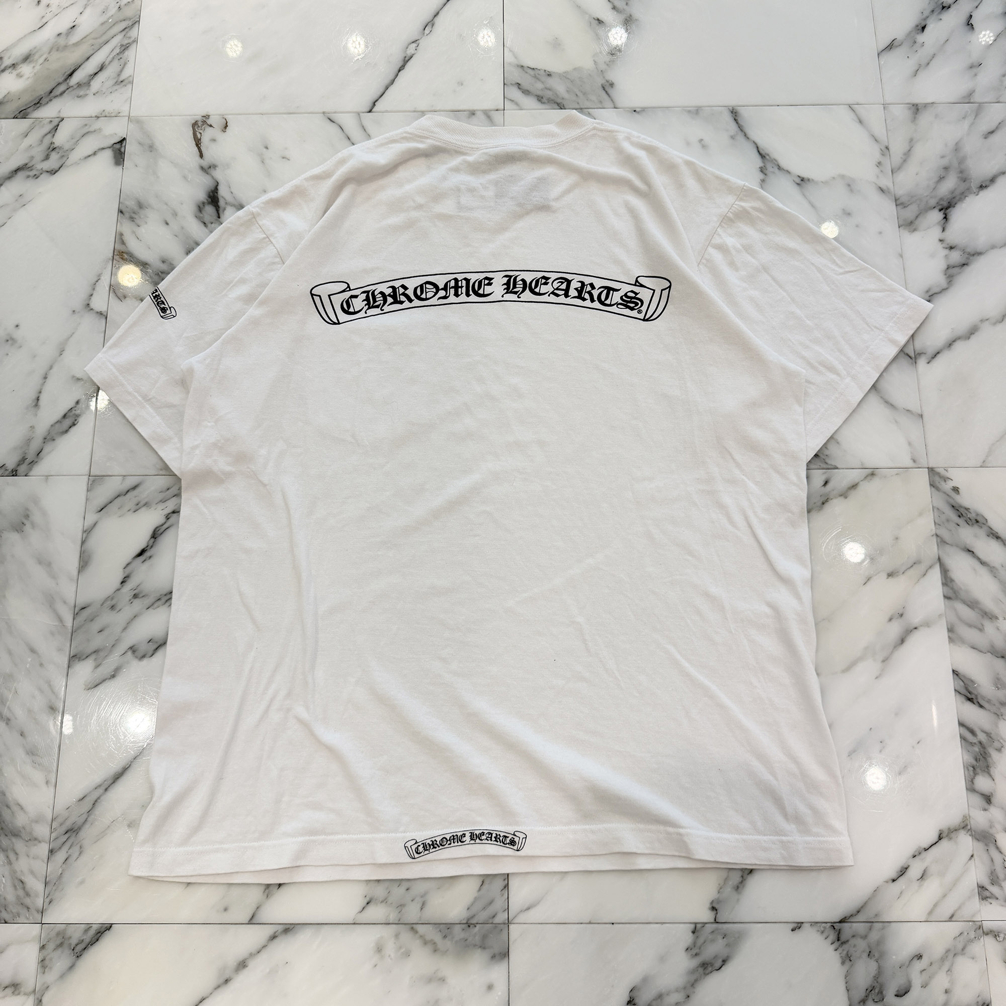 CHROME HEARTS Neck Logo Dagger Scroll Tee Size L クロムハーツ ネックロゴ ダガー スクロールTシャツ 半袖カットソー 胸ポケ ポケT ダガー スクロール オールドクロム ホワイト×ブラック サイズL【260707】【中古-B】|メメントスオンライン店