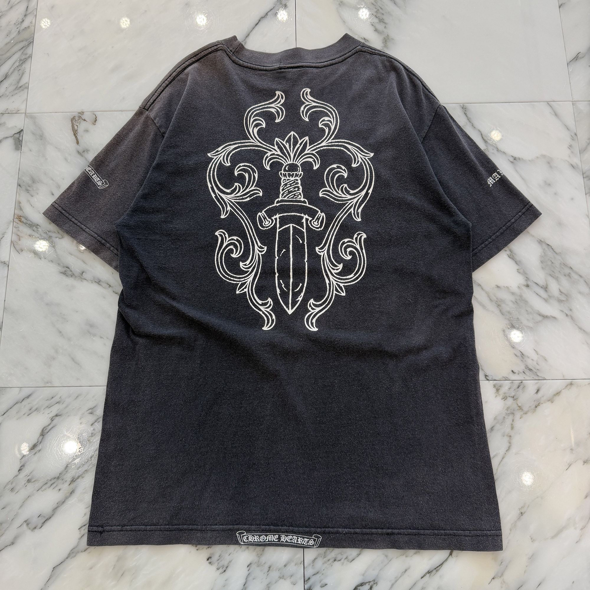 CHROME HEARTS &times; Max Field Los Angels Vine Dagger Tee Size M クロムハーツ &times; マックスフィールド ロサンゼルス ヴァインダガー Tシャツ 半袖カットソー ポケT オールドクロム チャコール サイズM【260711】【中古-B】｜メメントスオンライン店
