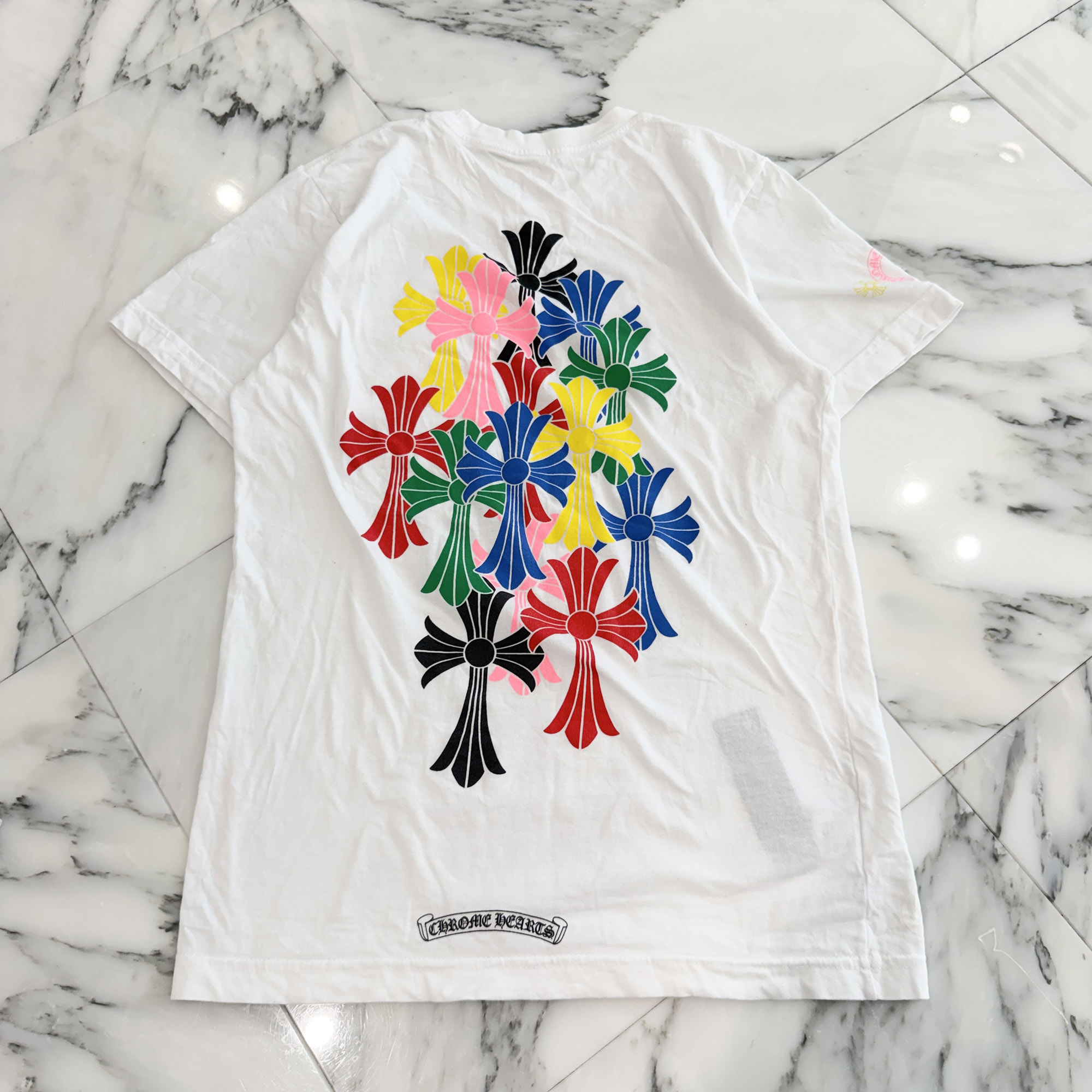CHROME HEARTS 2021SS MLTCOL CEM CRS Tee Size S クロムハーツ マルチカラー セメタリークロス Tシャツ 半袖カットソー ポケT スクロールロゴ ホワイト×マルチカラー サイズS【260711】【中古-B】|メメントスオンライン店