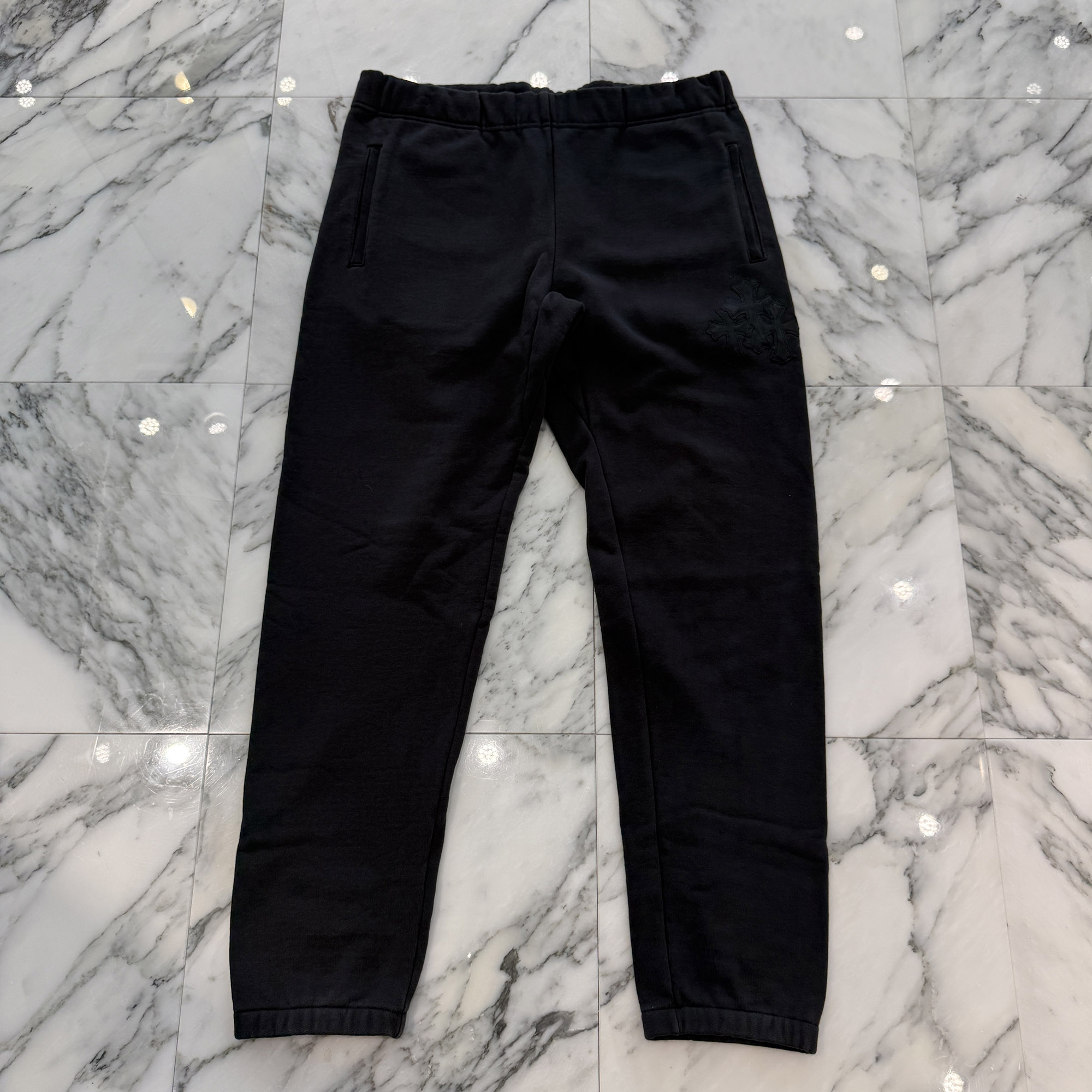 CHROME HEARTS Y NOT 3 Cemetery Cross Leather Patch Sweat Long Pants Size L クロムハーツ ワイノット 3セメタリークロス レザーパッチ スウェットロングパンツ シルバーロゴプレート チャコール&times;ブラック サイズL【260712】【中古-B】｜メメントスオンライン店