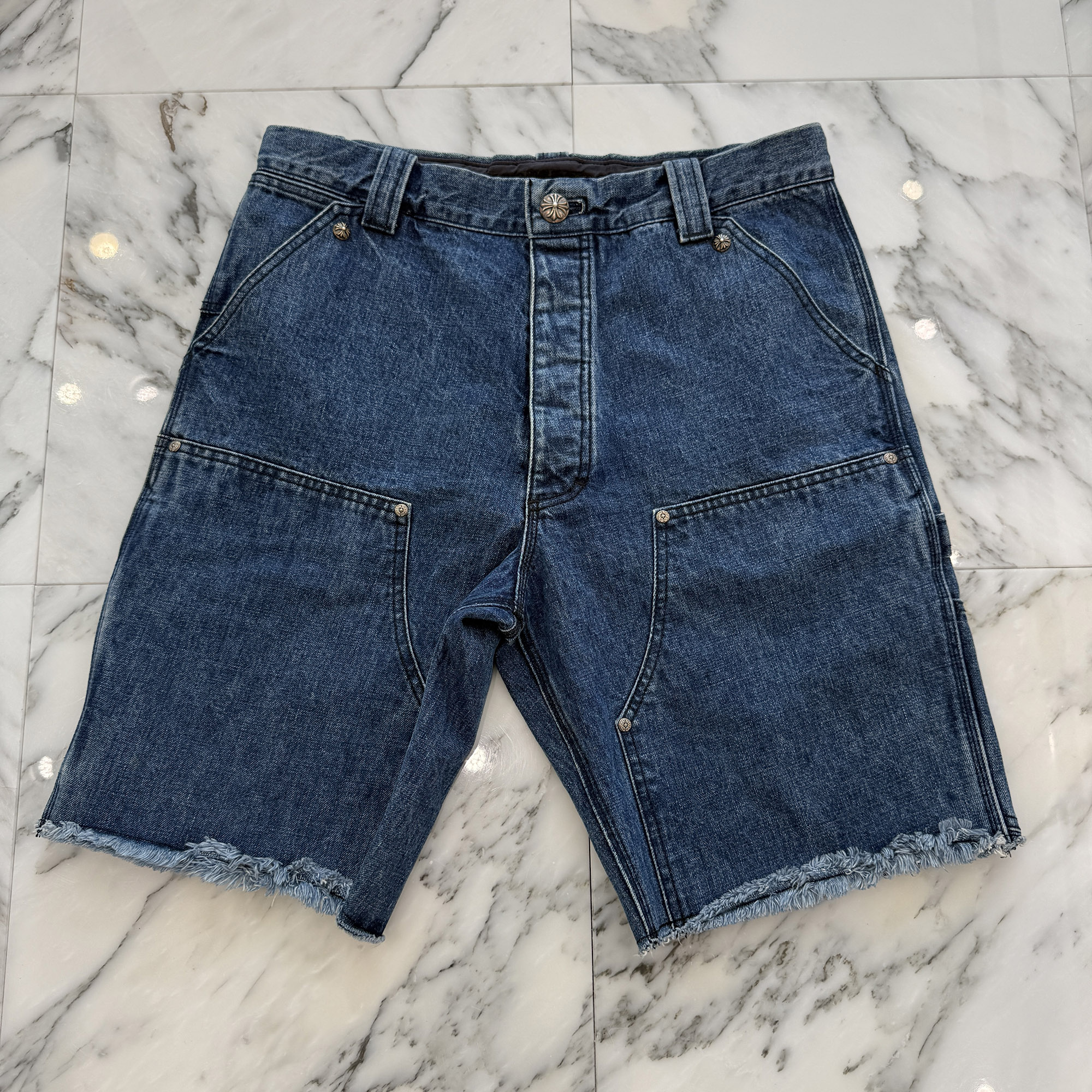 CHROME HEARTS Carpenter Cross Ball Button Denim Shorts Size 34 クロムハーツ カーペンター クロスボールボタン デニムショーツ ハーフパンツ ジーンズ CHプラス ボタンフライ ホースシューボタン装飾 シルバープレート インディゴ サイズ34【260712】【中古-A】｜メメントスオンライン店 225,000円