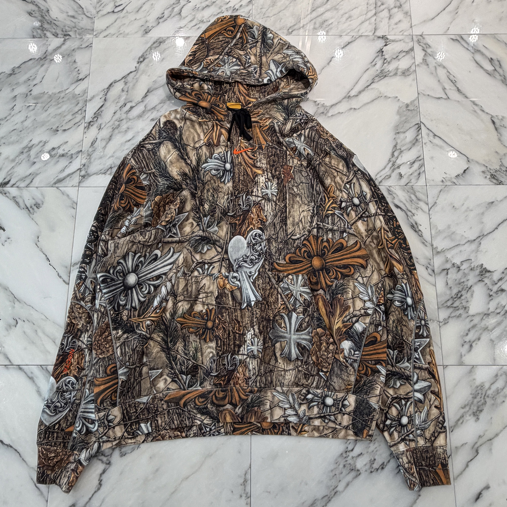 CHROME HEARTS &times; NIKE &times; Drake NOCTA 2026SS Camo Horseshoe Pullover Hoodie Size XL クロムハーツ&times;ナイキ&times;ドレイク ノクタ カモホースシュープルオーバーフーディー プルオーバーパーカー ラバーロゴ カモフラ&times;マルチカラー サイズXL【260717】【中古-A】｜メメントスオンライン店
