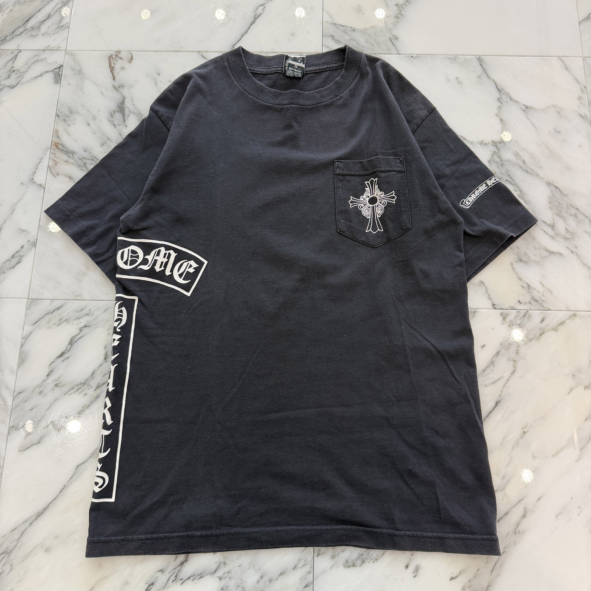 CHROME HEARTS Hairy Cross T Bar Logo Tee Size M クロムハーツ ヘイリークロス Tバーロゴ Tシャツ 半袖カットソー 胸ポケ ポケT 袖ロゴ スクロールロゴ オールドクロム ブラック×ホワイト サイズM【260718】【中古-B】|メメントスオンライン店