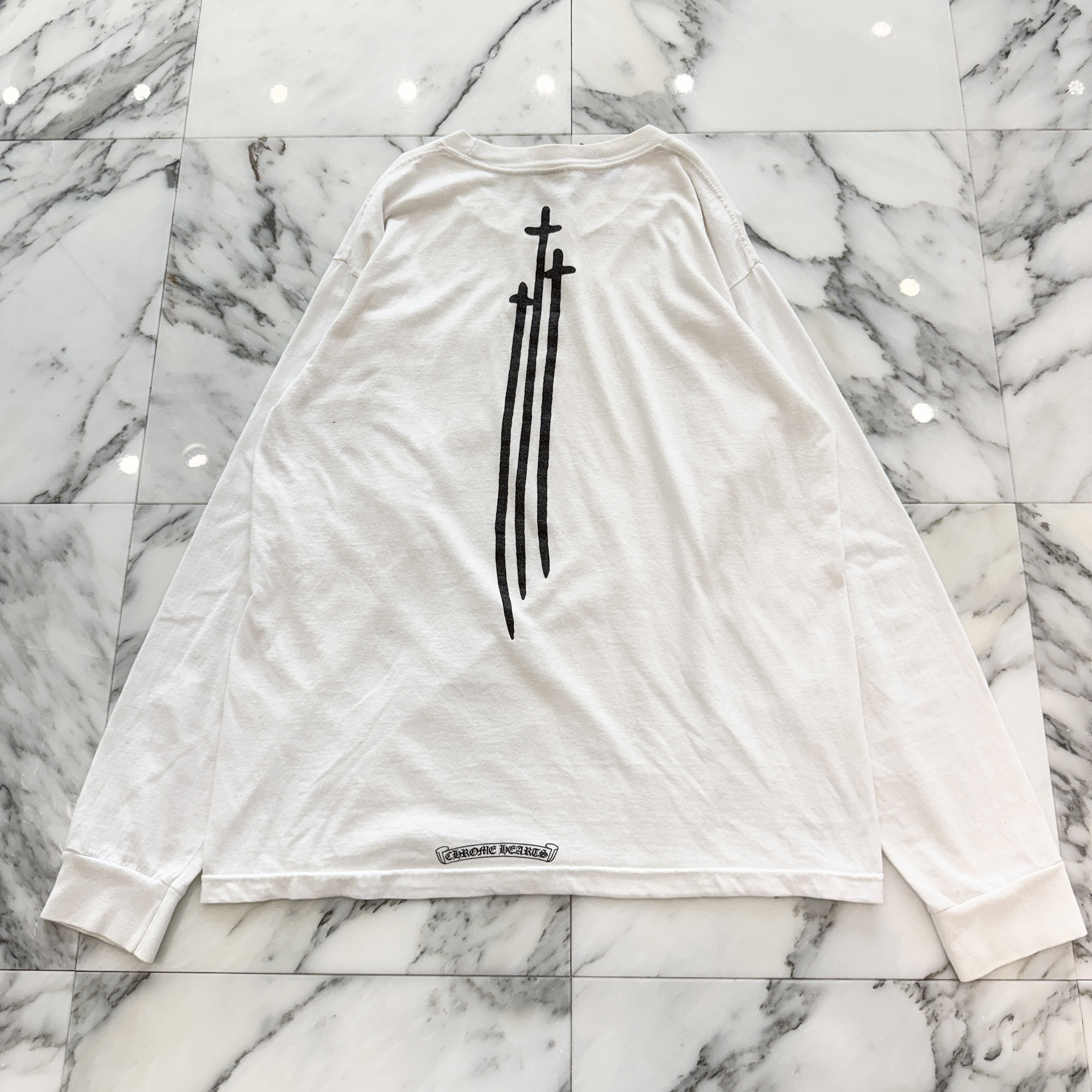 CHROME HEARTS Vertical Logo Back RS3 Cross Print Long Sleeve Tee Size L クロムハーツ ヴァーティカルロゴ バック RS3クロス プリント ロングスリーブTシャツ 長袖カットソー 胸ポケ スクロールロゴ オールドクロム ホワイト×ブラック サイズL【260718】【中古-B】|メメントスオンライン店