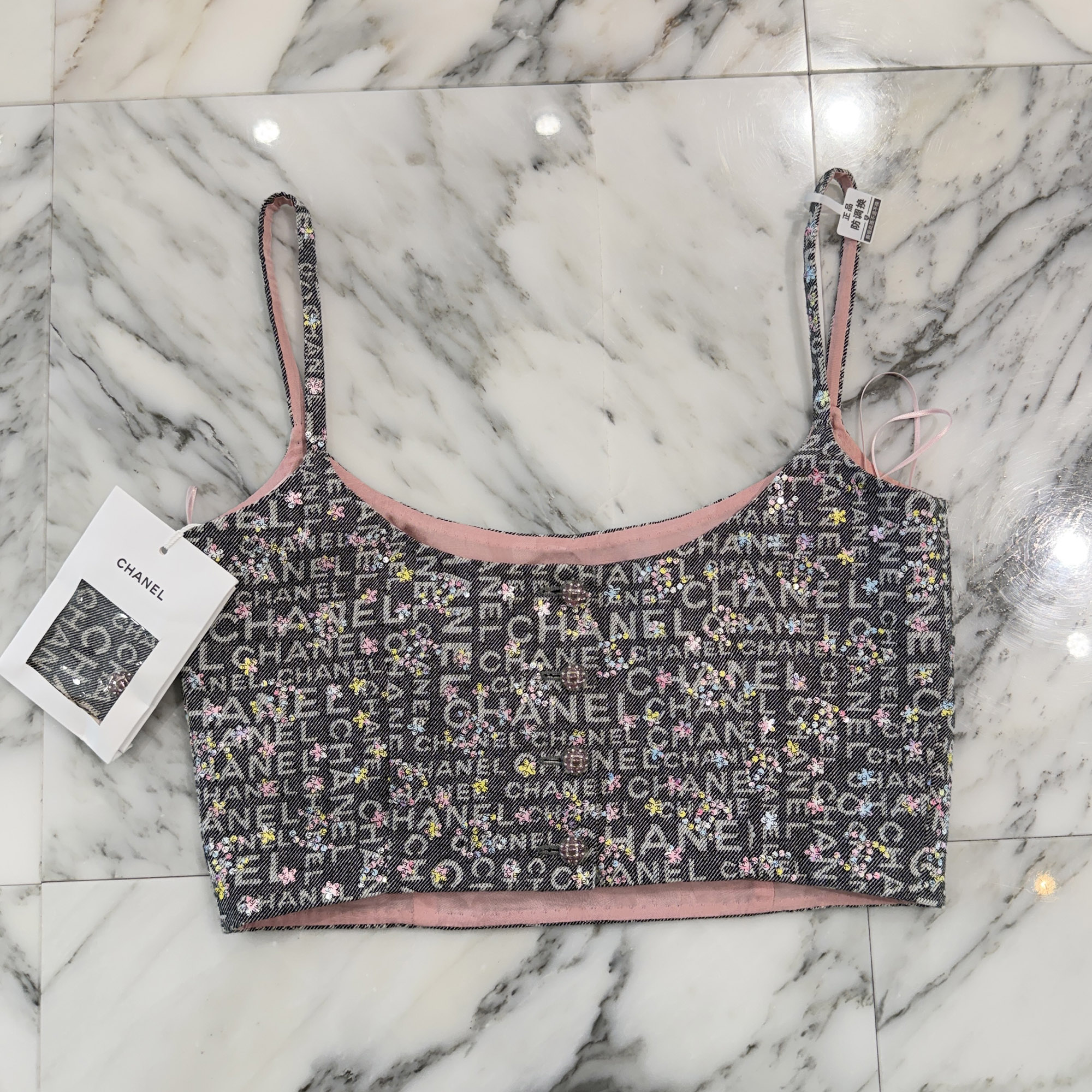 CHANEL 2024SS 24P Coco Mark Logo Cropped Denim Camisole P76262V68127 Size 34 シャネル 24P ココマークロゴ クロップドデニムキャミソール タンクトップ ブラトップ 総柄 ココマーク装飾 ラインストーン装飾 グレー&times;マルチカラー サイズ34【260718】【中古-A】｜メメントスオンライン店 234,000円