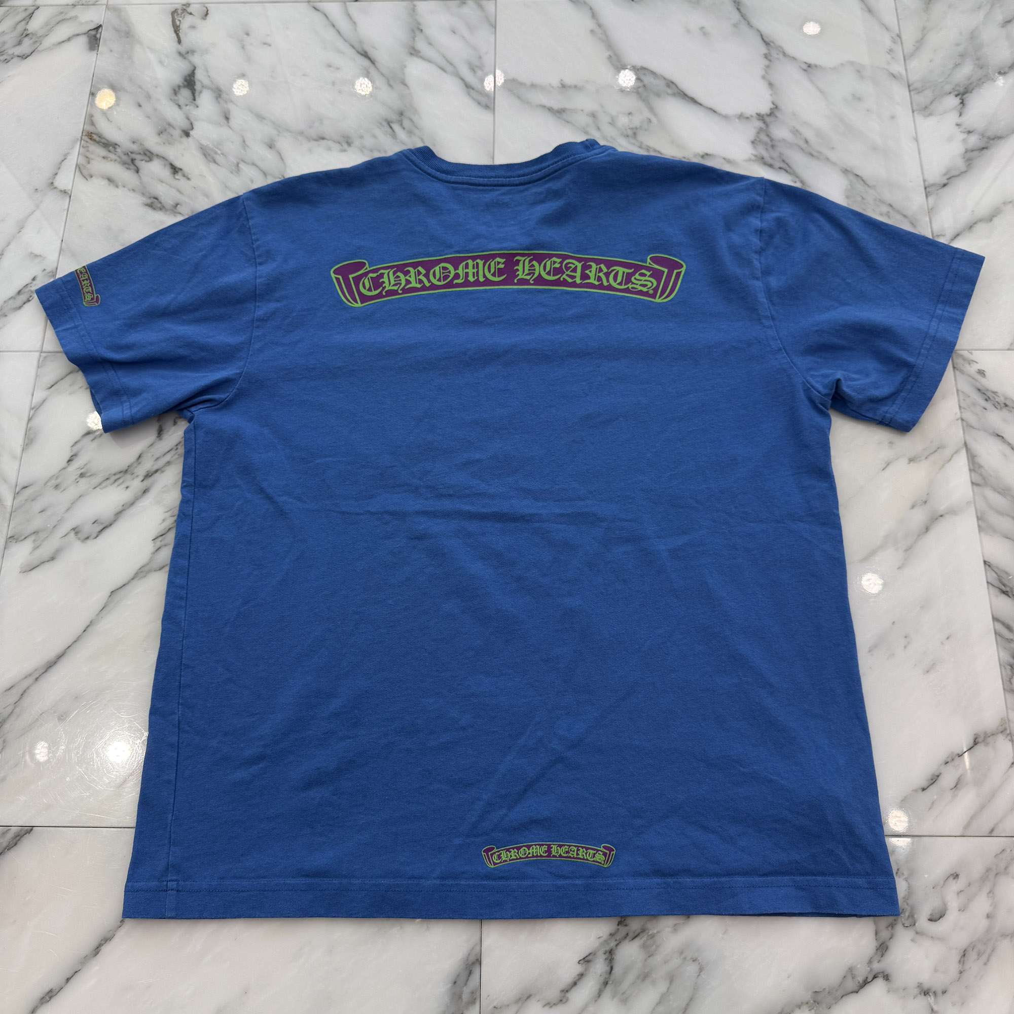 CHROME HEARTS That Group Scroll Tee Size L クロムハーツ ザット グループ スクロールTシャツ 半袖カットソー 胸ポケ 袖ロゴ スクロールロゴ ブルー サイズL【260714】【中古-B】|メメントスオンライン店