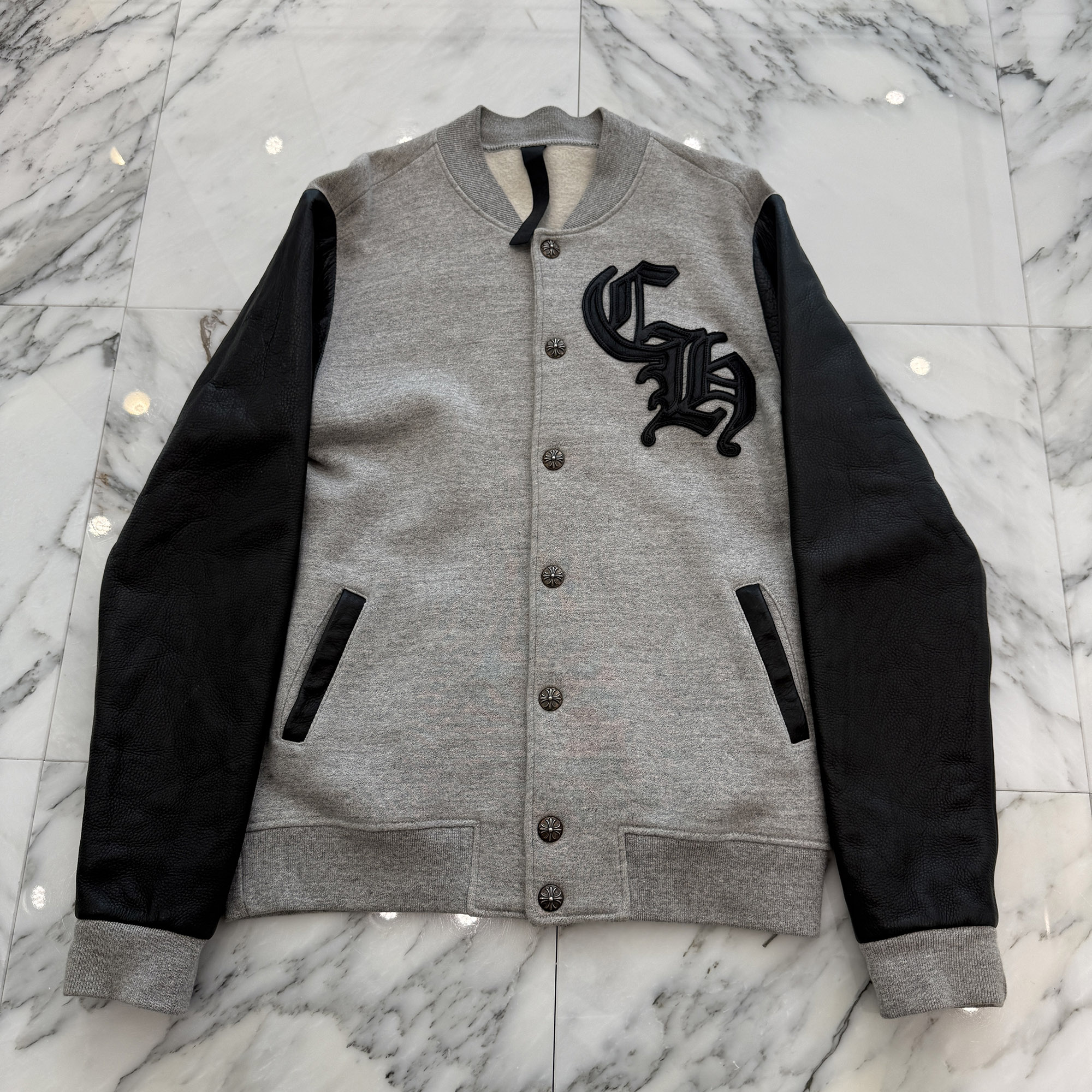 CHROME HEARTS LETTERMAN CH Patch Blouson Jacket Size S クロムハーツ レターマン CHパッチ ブルゾンジャケット レザーパッチ ダガージップ 素材切替 カーフスキン クロスボール ライトグレー&times;ブラック サイズS【260714】【中古-B】｜メメントスオンライン店