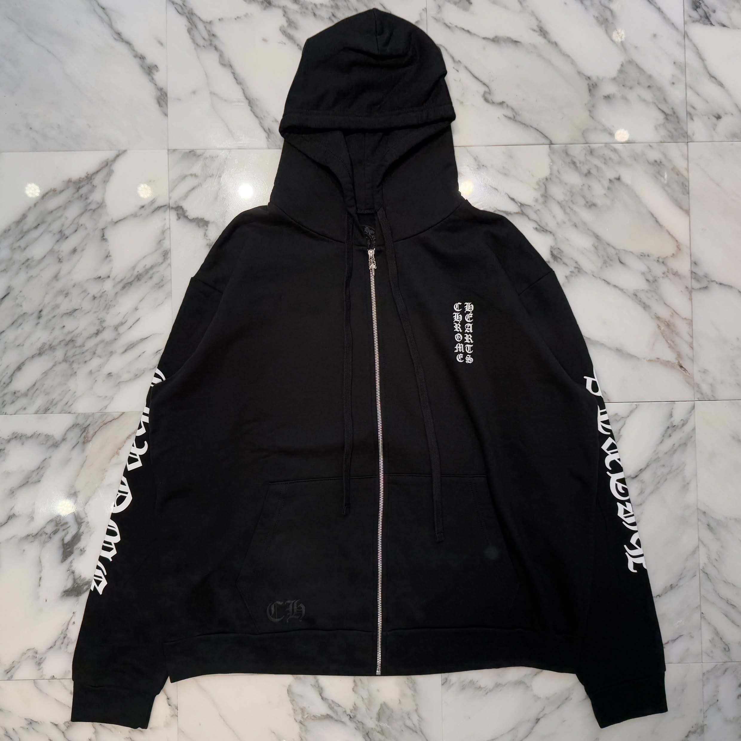 CHROME HEARTS Vertical Logo Zip Up Hoodie Size L クロムハーツ ヴァーティカルロゴ ジップアップフーディ ジップパーカー ロゴプリント 袖プリント ダガージップ バーティカルロゴ ブラック サイズL【260715】【新古品】｜メメントスオンライン店