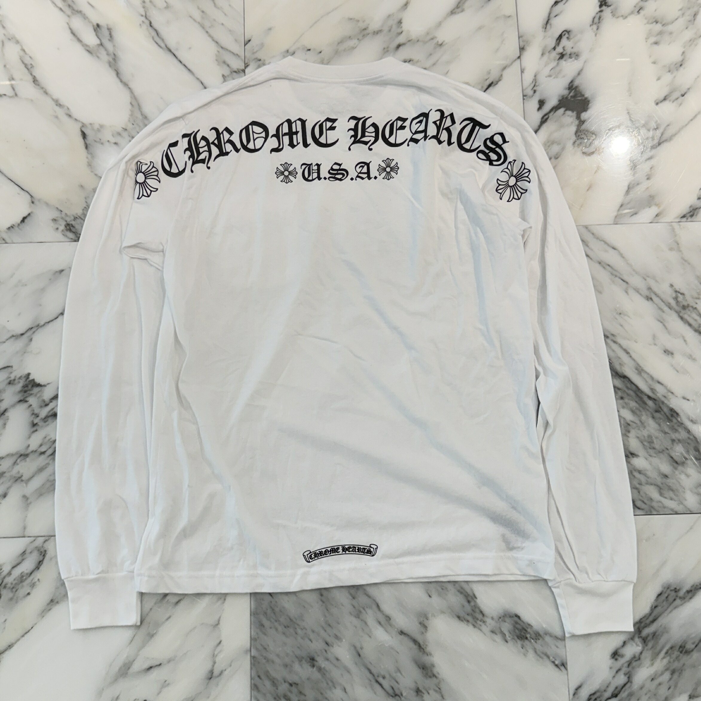 CHROME HEARTS Back Arch Logo USA Long Sleeve Tee Size L クロムハーツ バックアーチロゴ USA ロングスリーブTシャツ 長袖カットソー ロンT 胸ポケ スクロールロゴ ホワイト&times;ブラック サイズL【260716】【新古品】｜メメントスオンライン店 160,000円