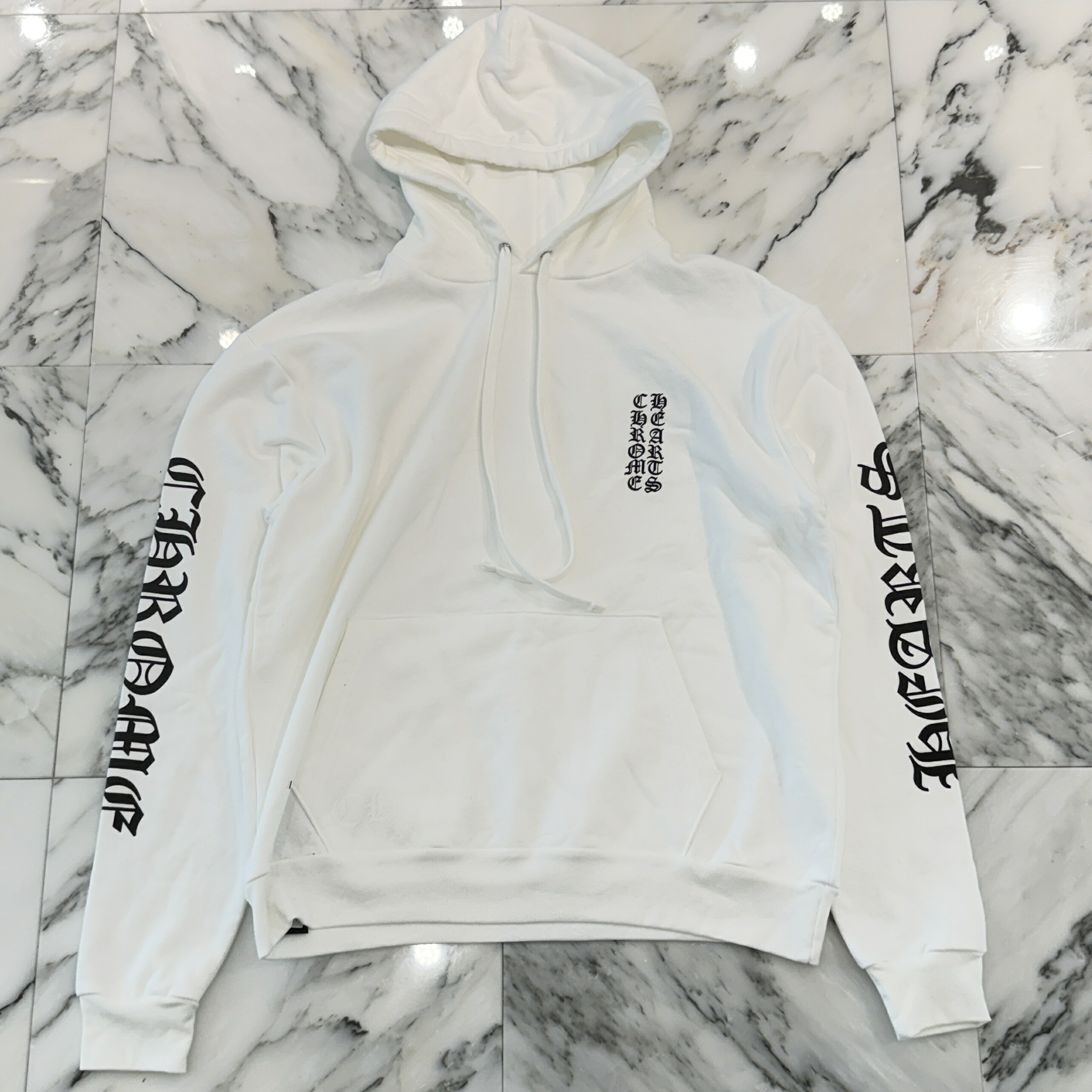 CHROME HEARTS Vertical Logo Pullover Hoodie Size S クロムハーツ ヴァーティカルロゴ プルオーバーフーディー プルオーバーパーカー 袖プリント スクロールロゴ ホワイト&times;ブラック サイズS【260716】【ほぼ新品】｜メメントスオンライン店