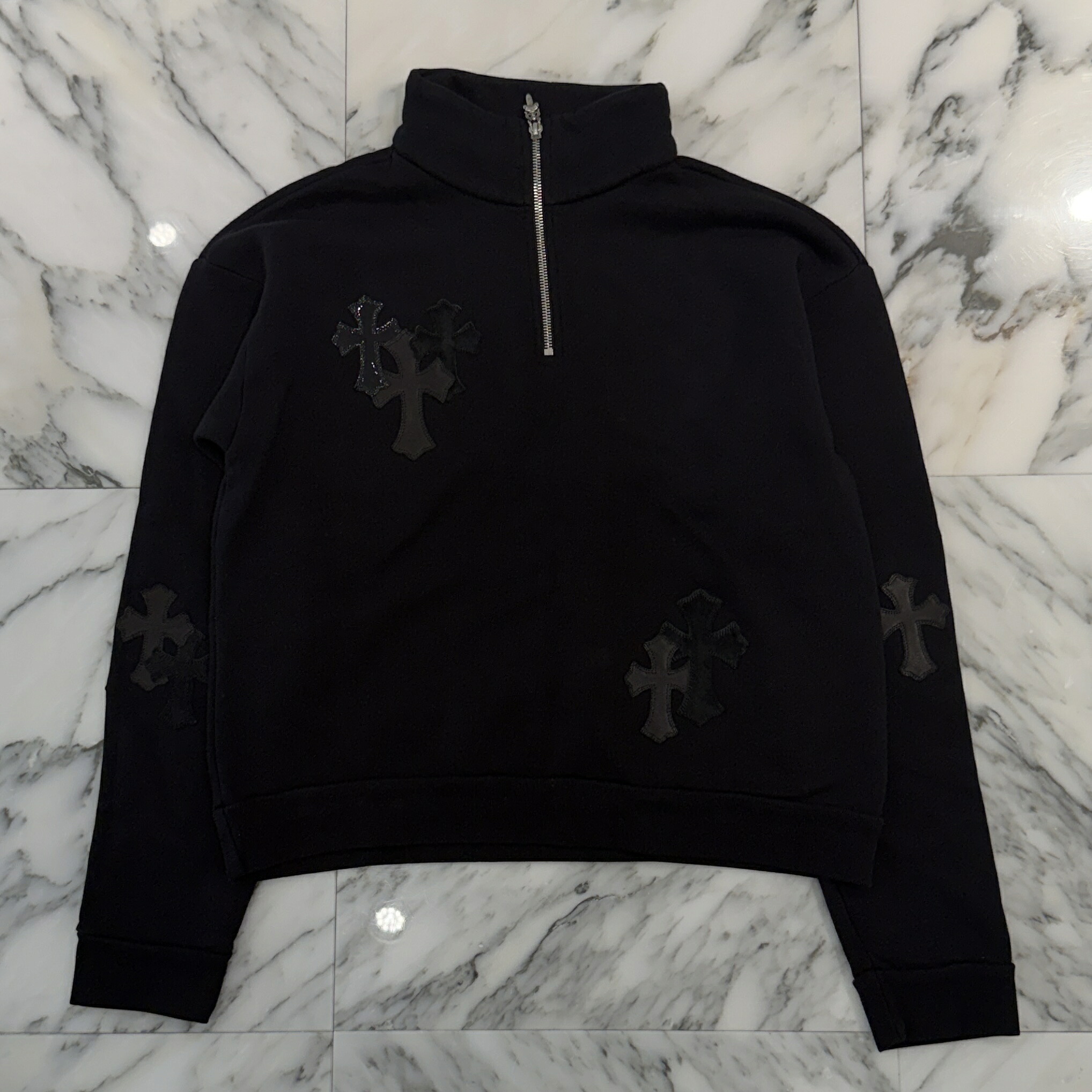 CHROME HEARTS Y NOT Multi Leather Cross Patch Half Zip Sweatshirt Size XS クロムハーツ ワイノット マルチレザークロスパッチ ハーフジップ スウェットシャツ トレーナー ハラコレザー パテントレザー ダガージップ クロップド丈 ブラック サイズXS【260716】【新古品】｜メメントスオンライン店