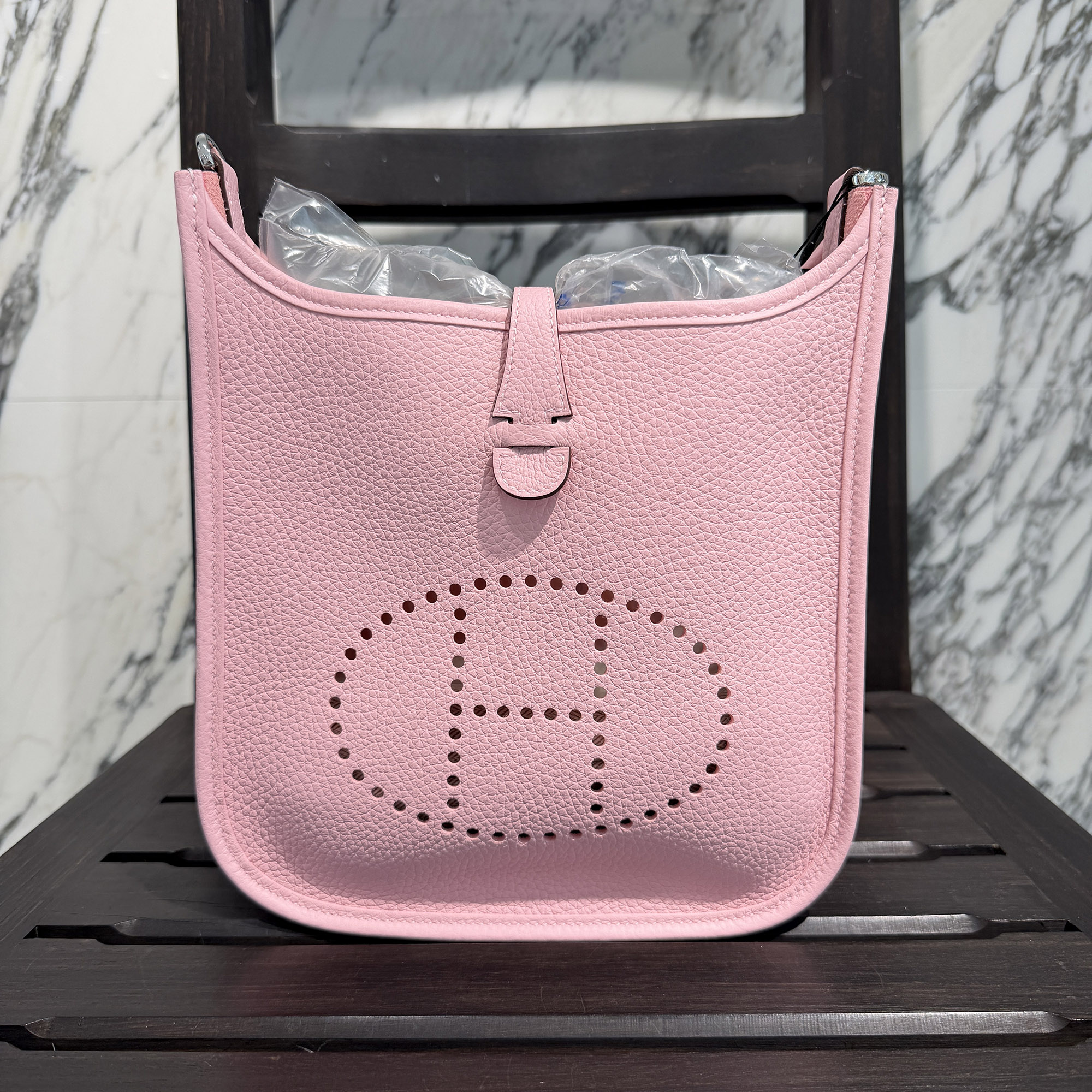 HERMES Evelyne Poche III Amazon 23 "Rose Sakura" K刻印 エルメス エブリン ポッシュ III アマゾン 23 "ローズサクラ" レザーショルダーバッグ K刻印 トリヨンクレマンス シルバー金具 ローズサクラ【260717】【新古品】｜メメントスオンライン店