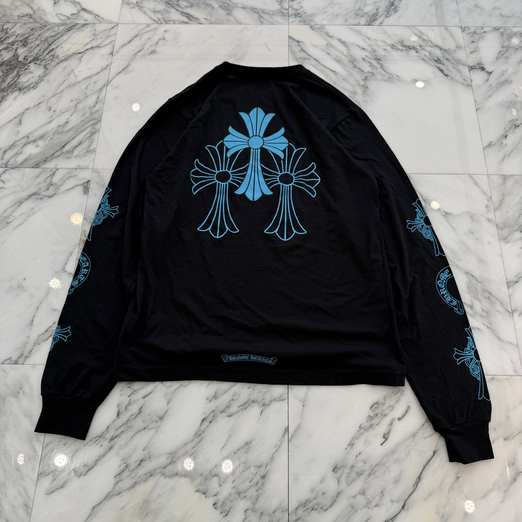 CHROME HEARTS 3 Blue Cross Horseshoe Long Sleeve Tee Size M クロムハーツ 3 ブルークロス ホースシュー ロングスリーブTシャツ 長袖カットソー 袖プリント CHクロス スクロールロゴ ブラック&times;ネオンブルー サイズM【260719】【中古-A】｜メメントスオンライン店